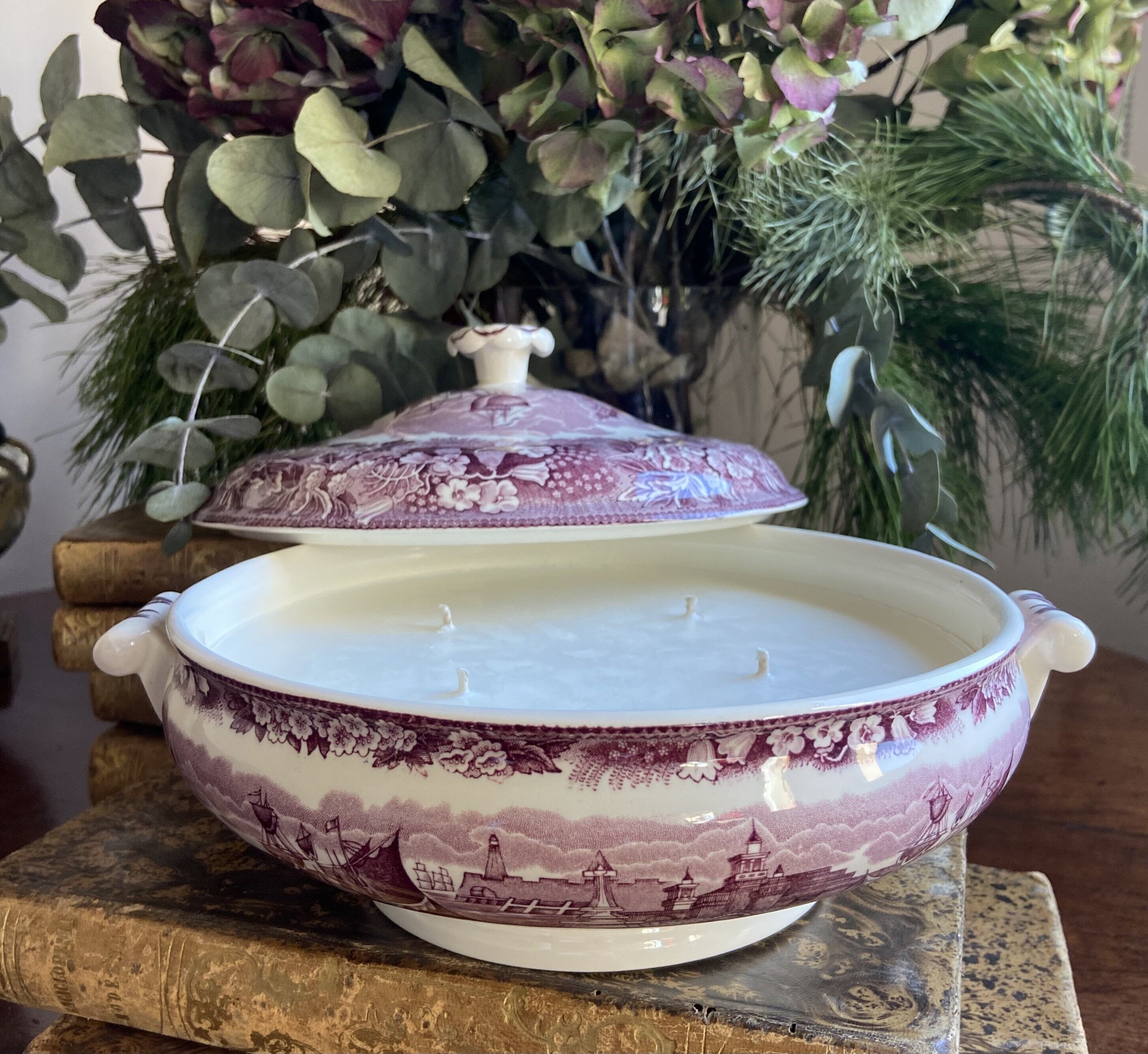 Vela en legumbrera de loza inglesa "Wedgwood".