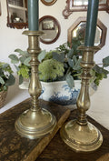 Pareja de candelabros de latón.