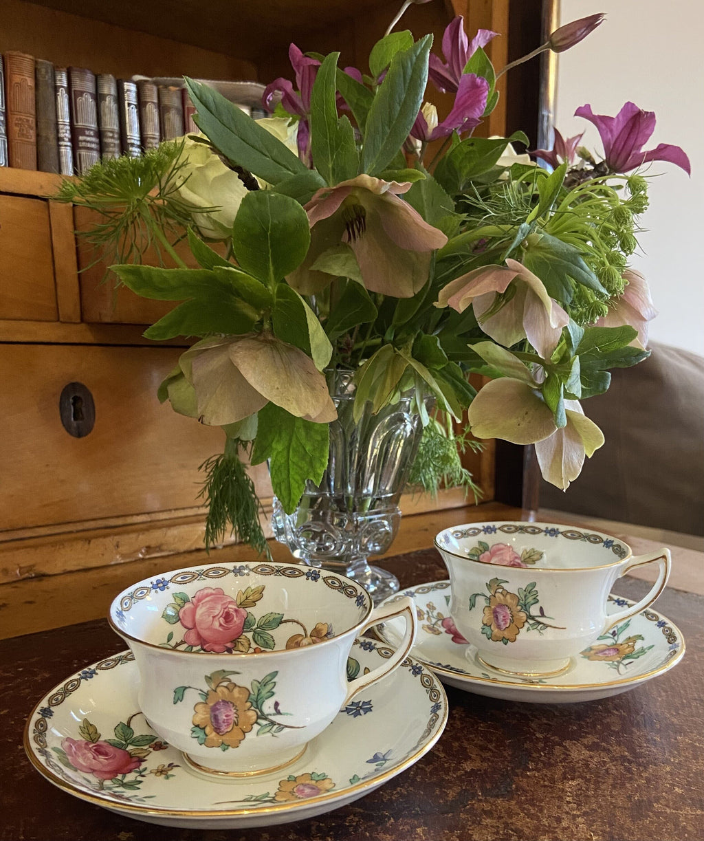 Pareja de tazas decafe en fina porcelana inglesa "Aynsley".