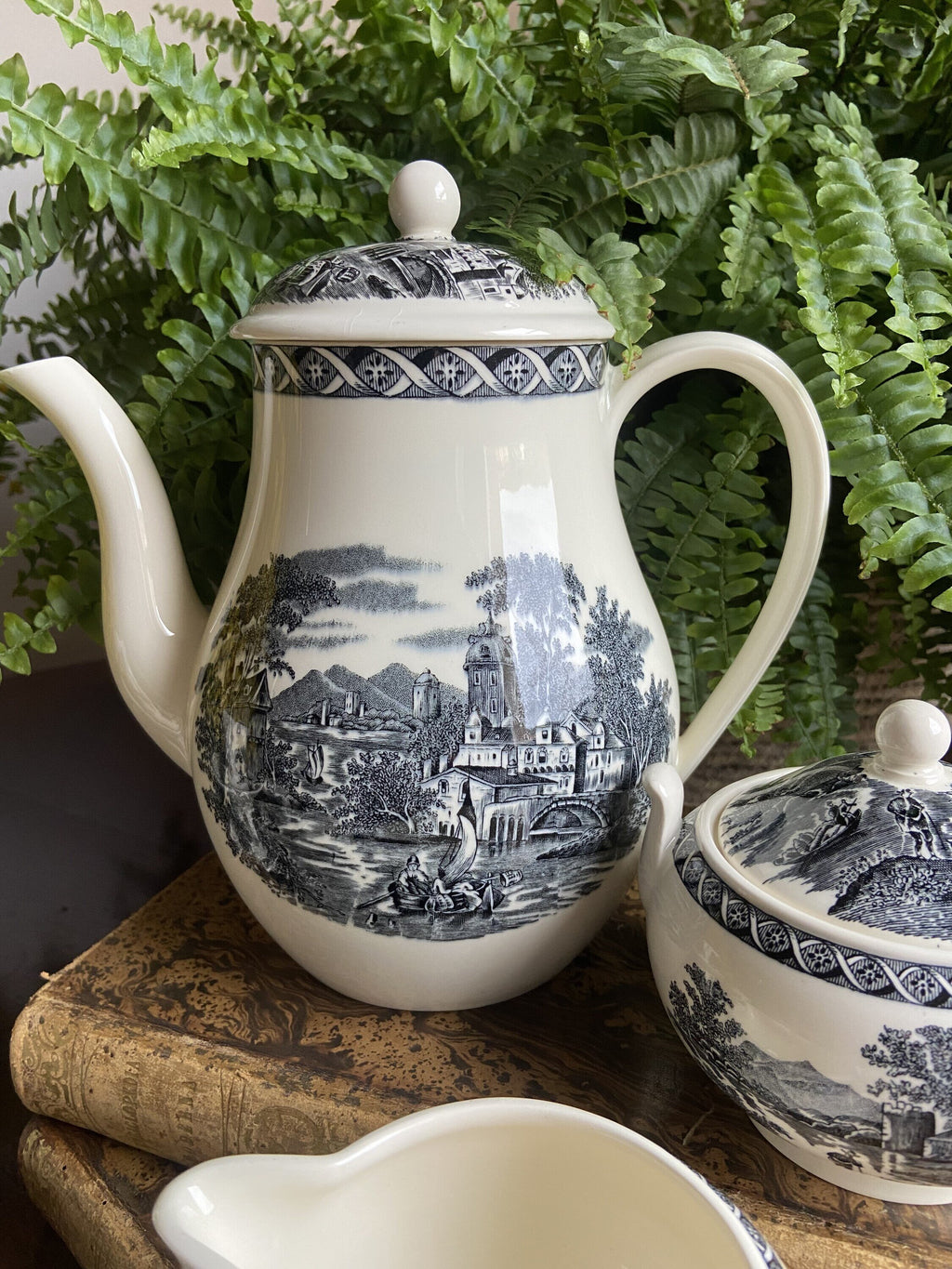 Juego de café en porcelana inglesa "Wedgwood" (mod. Lugano).