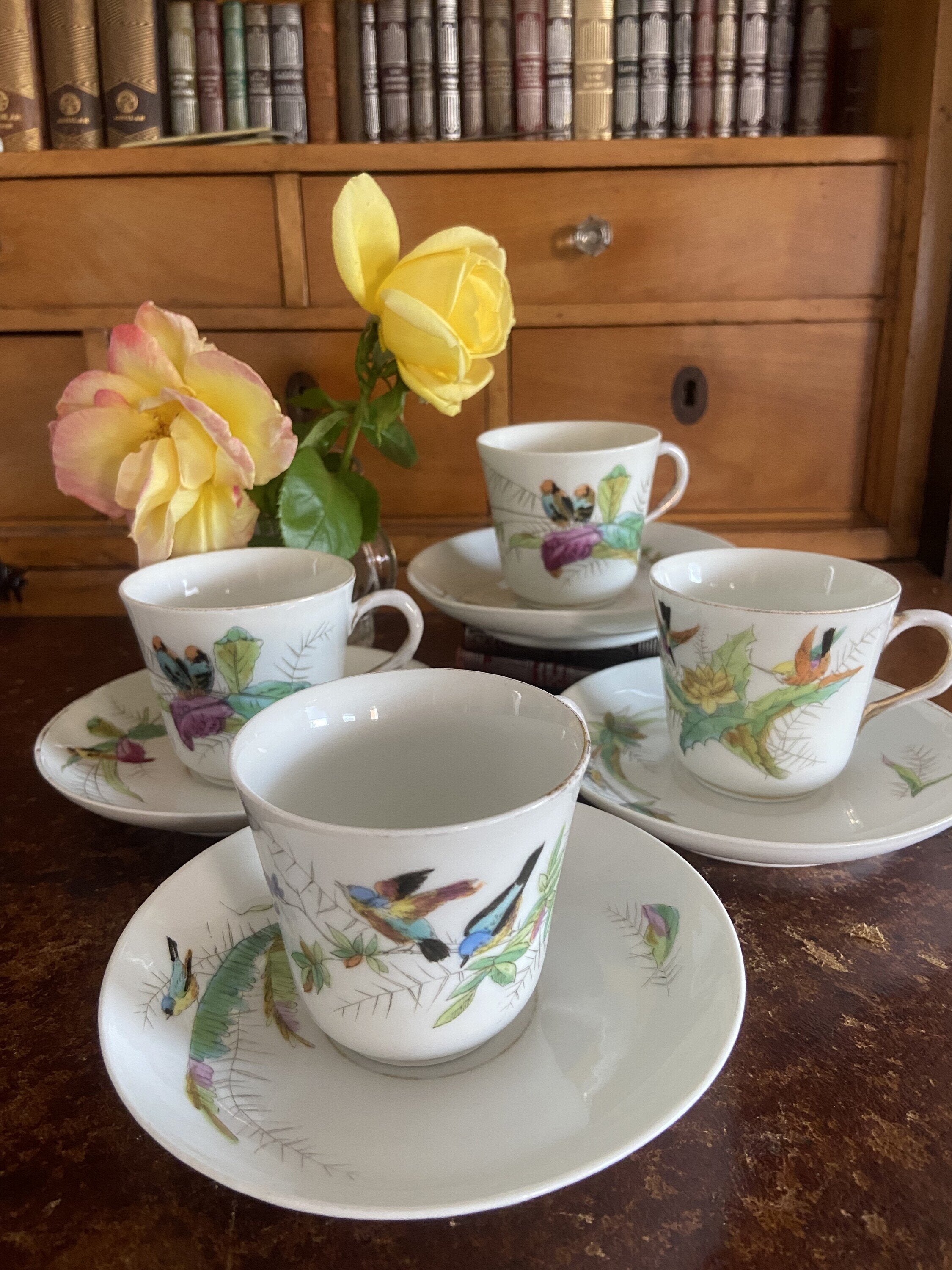 4 tazas de café en porcelana decoradas con pajaros.