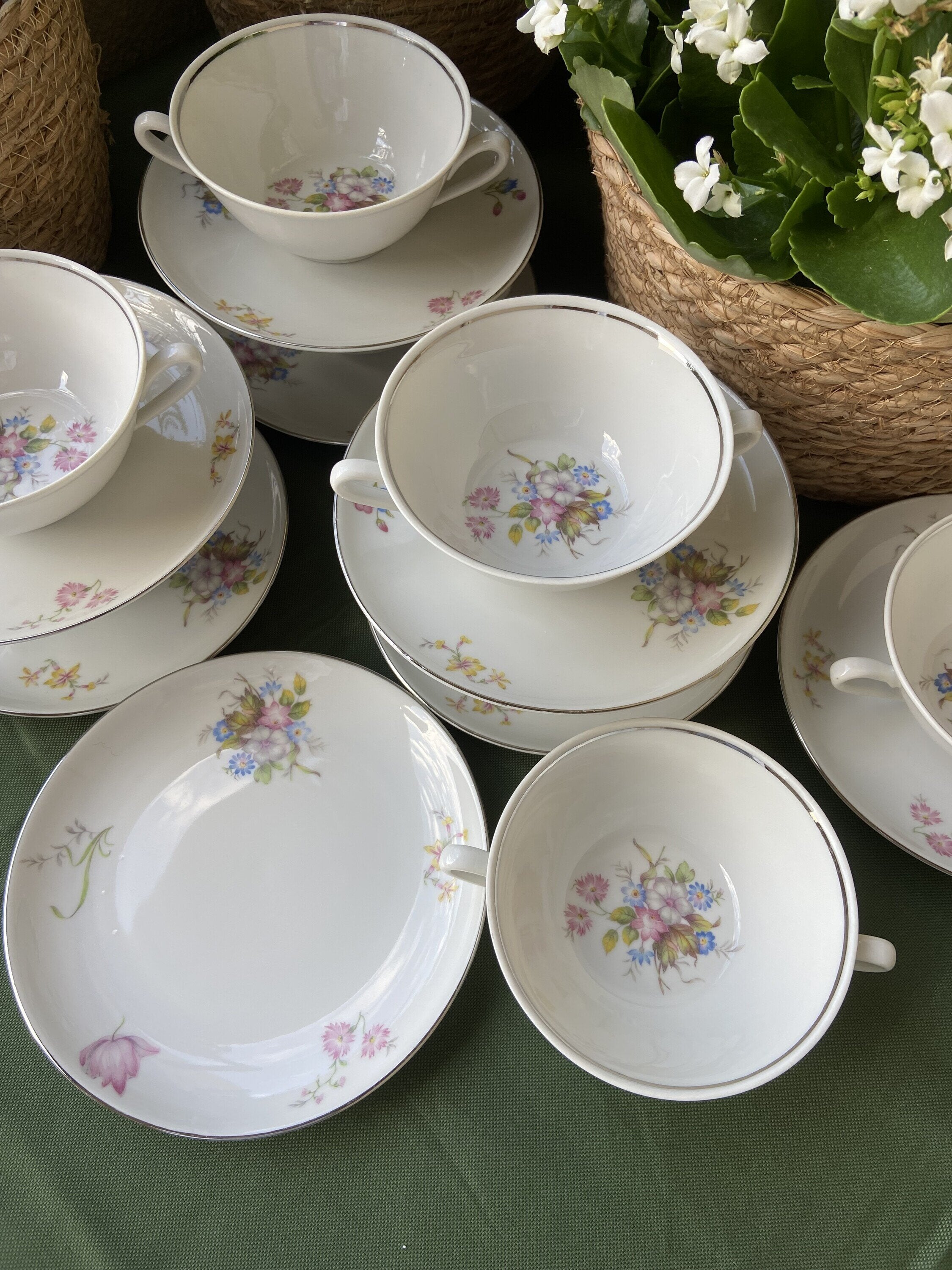 9 tazas consomé en porcelana alemana "Llorm" Bavaria.