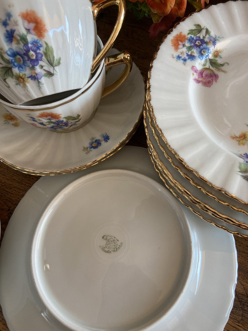 5 tazas de té desayuno y 6 platos de merienda en porcelana "Santa Clara".