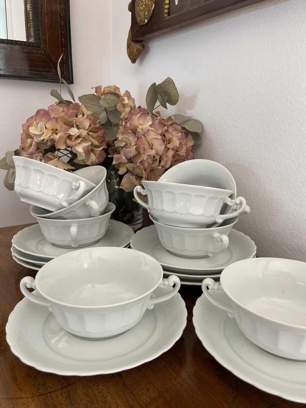 8 tazas de consomé en porcelana blanca