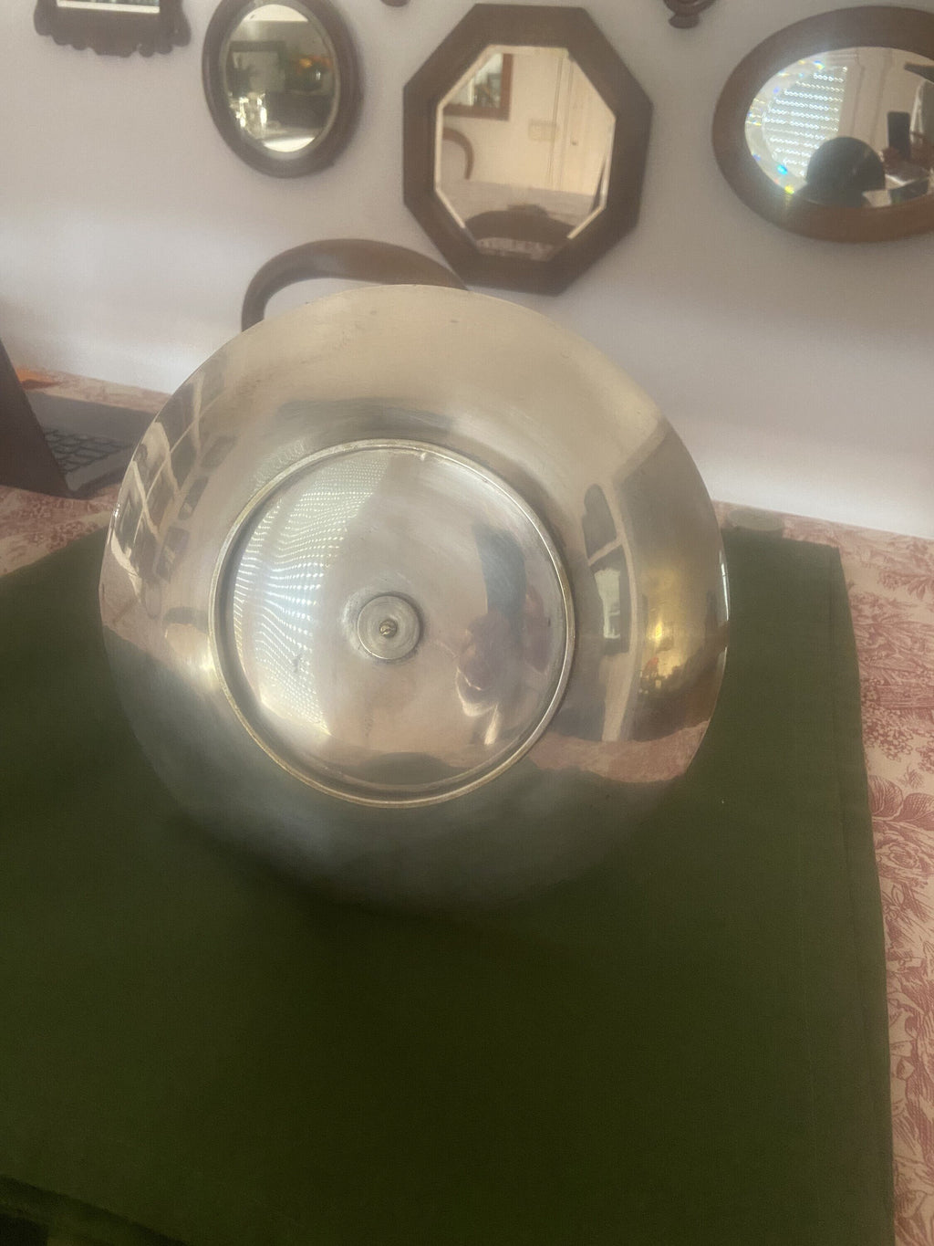 Pastelero modernista de tres pisos en metal plateado.