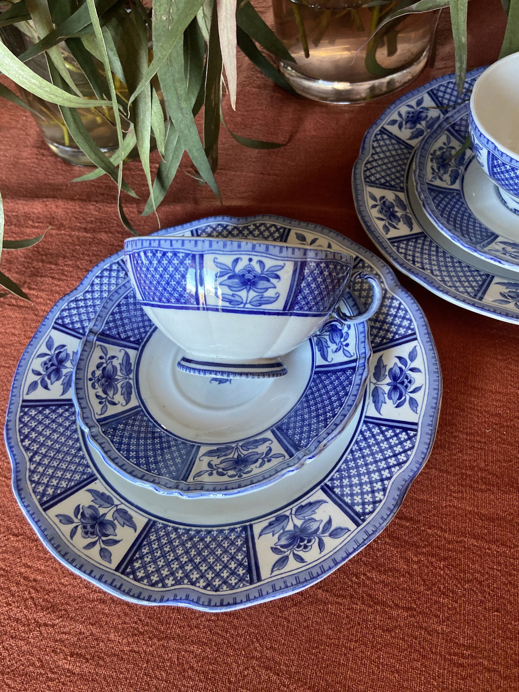 2 trios con taza de té en loza francesa "Sarreguemines".