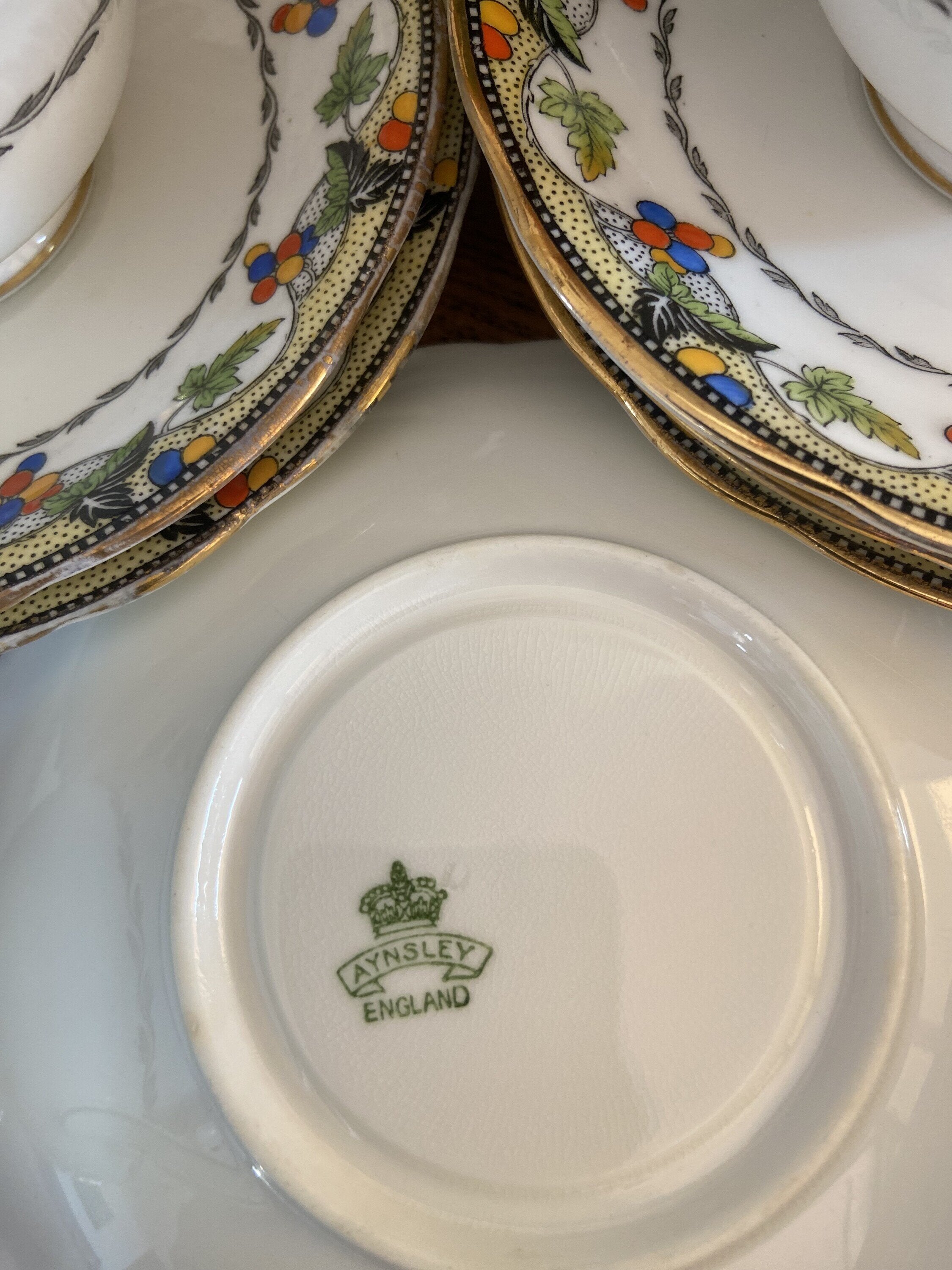 Tetera, 6 tazas de té/desayuno y 6 platos en porcelana inglesa "Ansley".