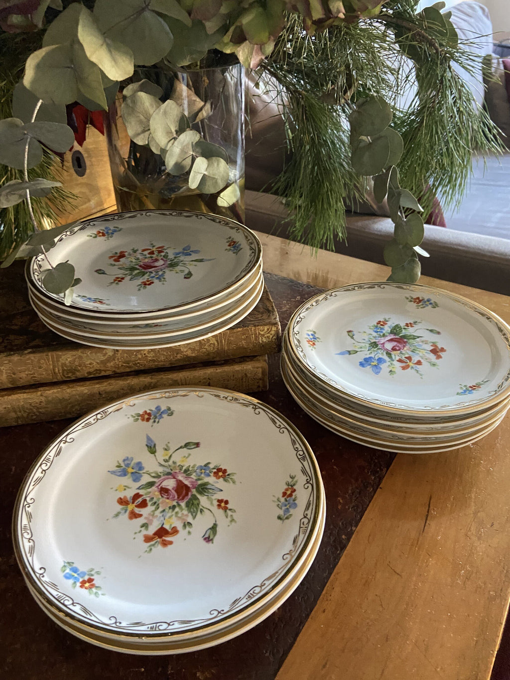 12 platos de merienda en porcelana, decorados a mano.