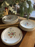 12 platos de merienda en porcelana, decorados a mano.