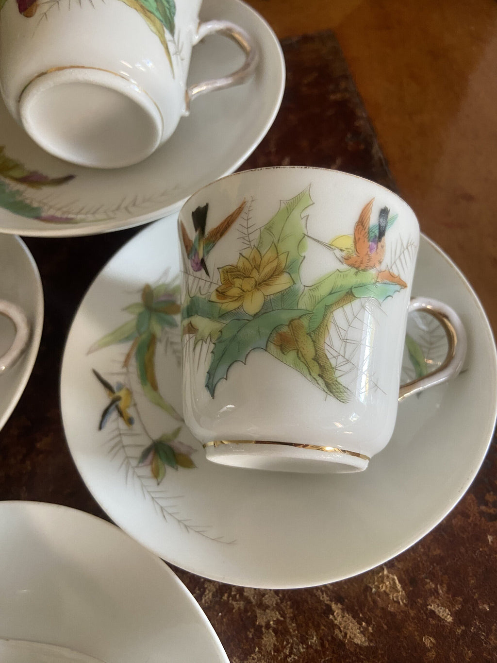 4 tazas de café en porcelana decoradas con pajaros.