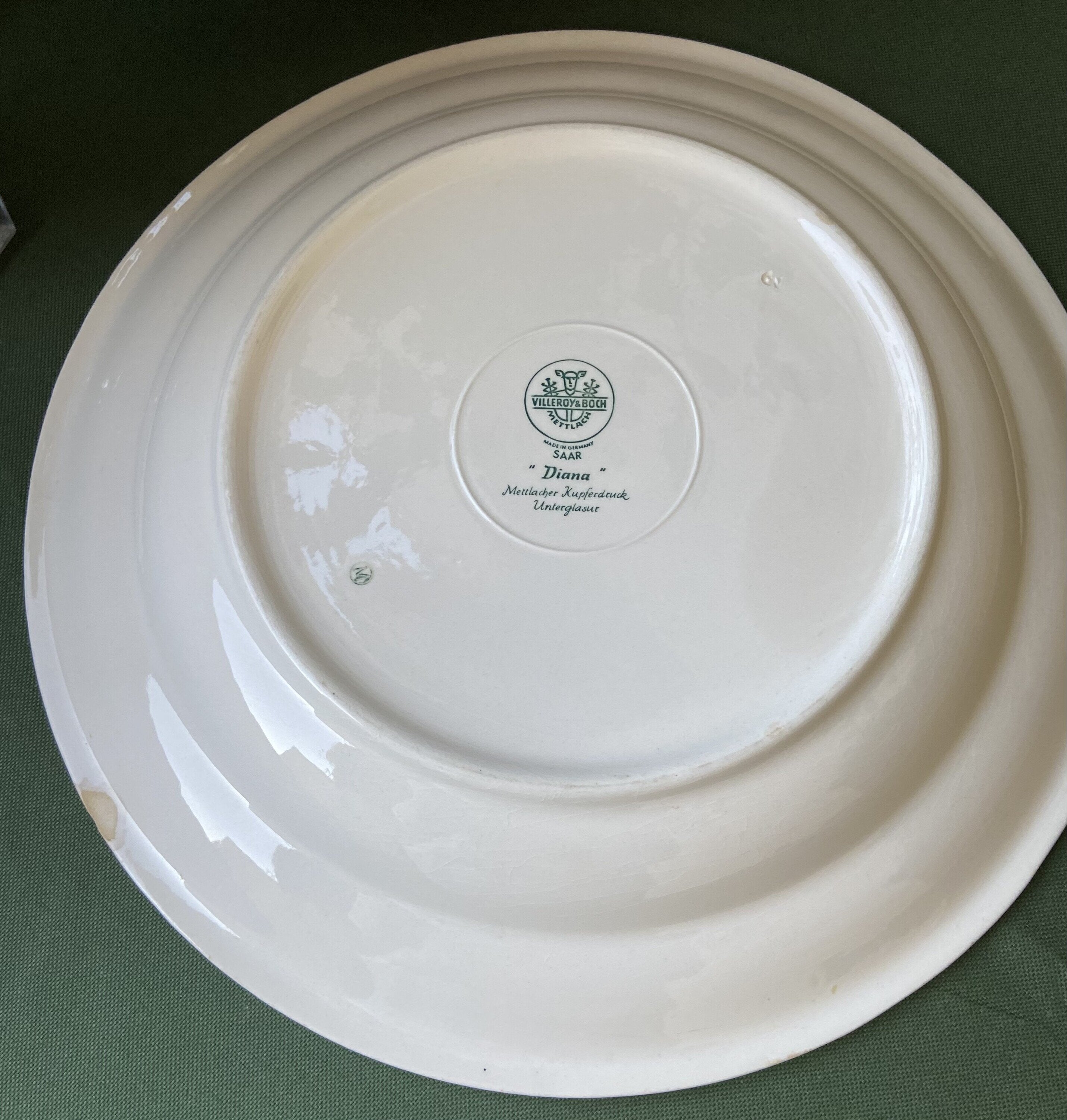 Fuente redonda con motivos de caza "Villeroy & Boch".