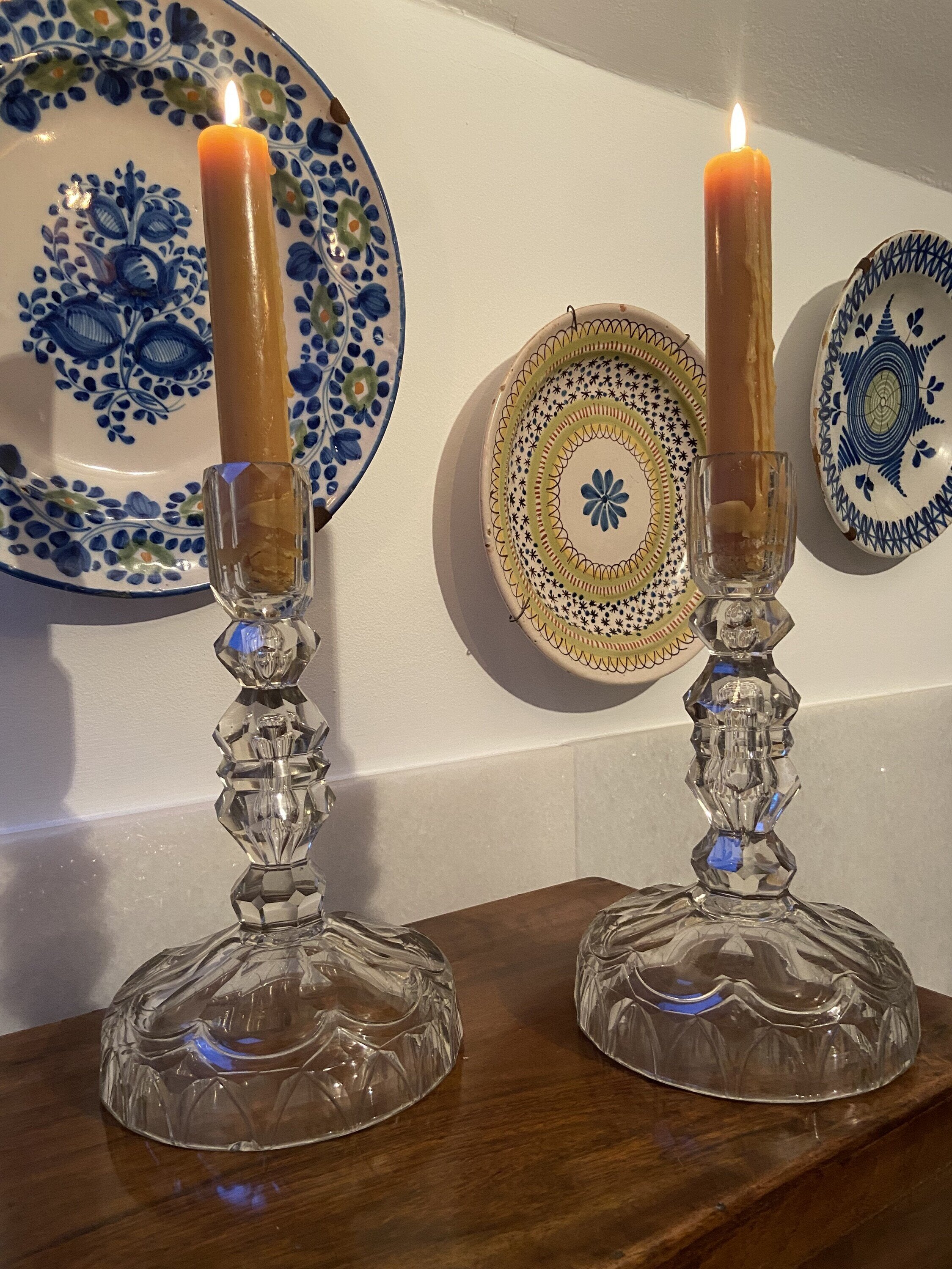 Gran pareja de candelabros en vidrio tallado.