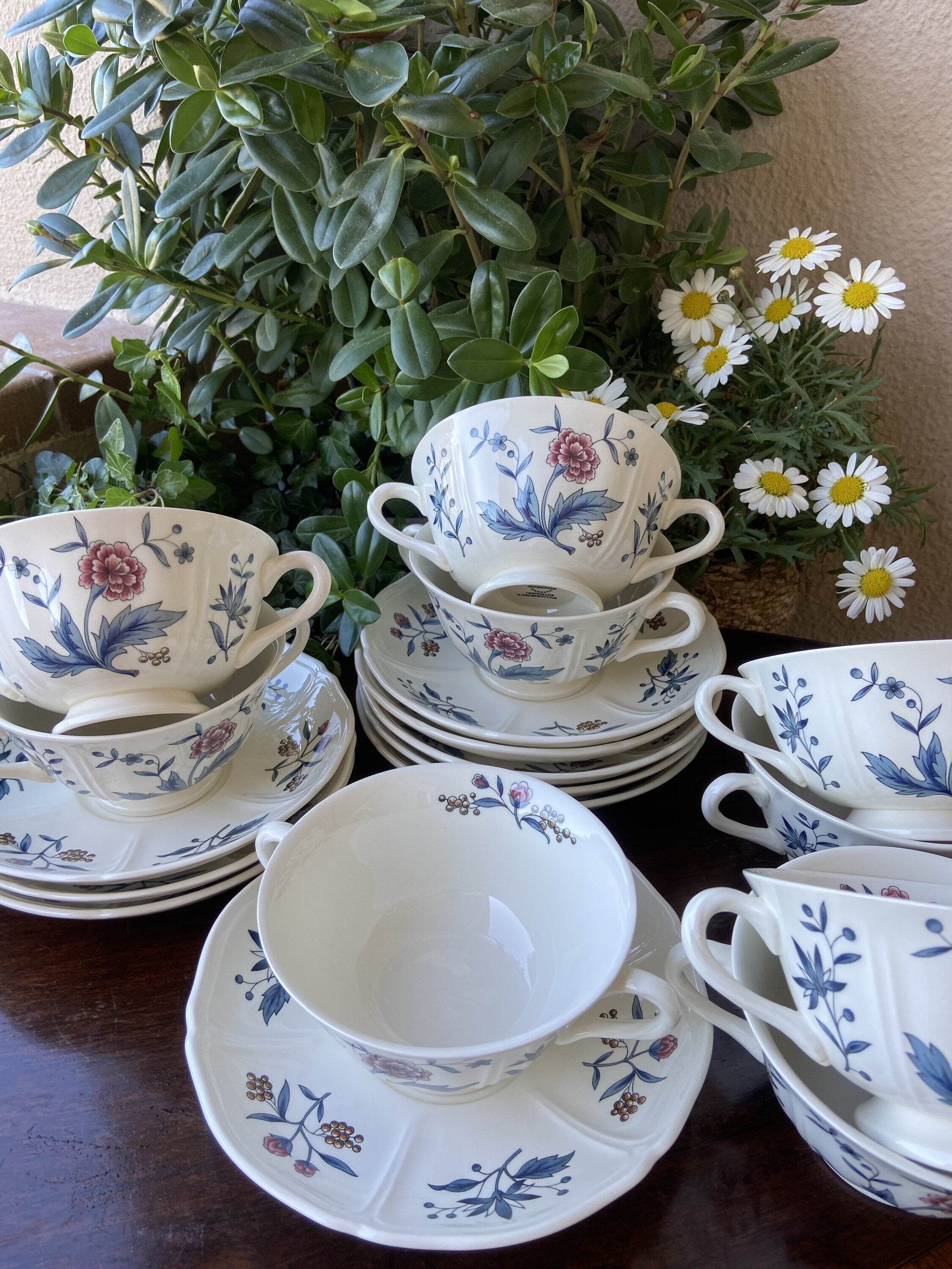 9 tazas de consomé en loza inglesa "Wedwood".