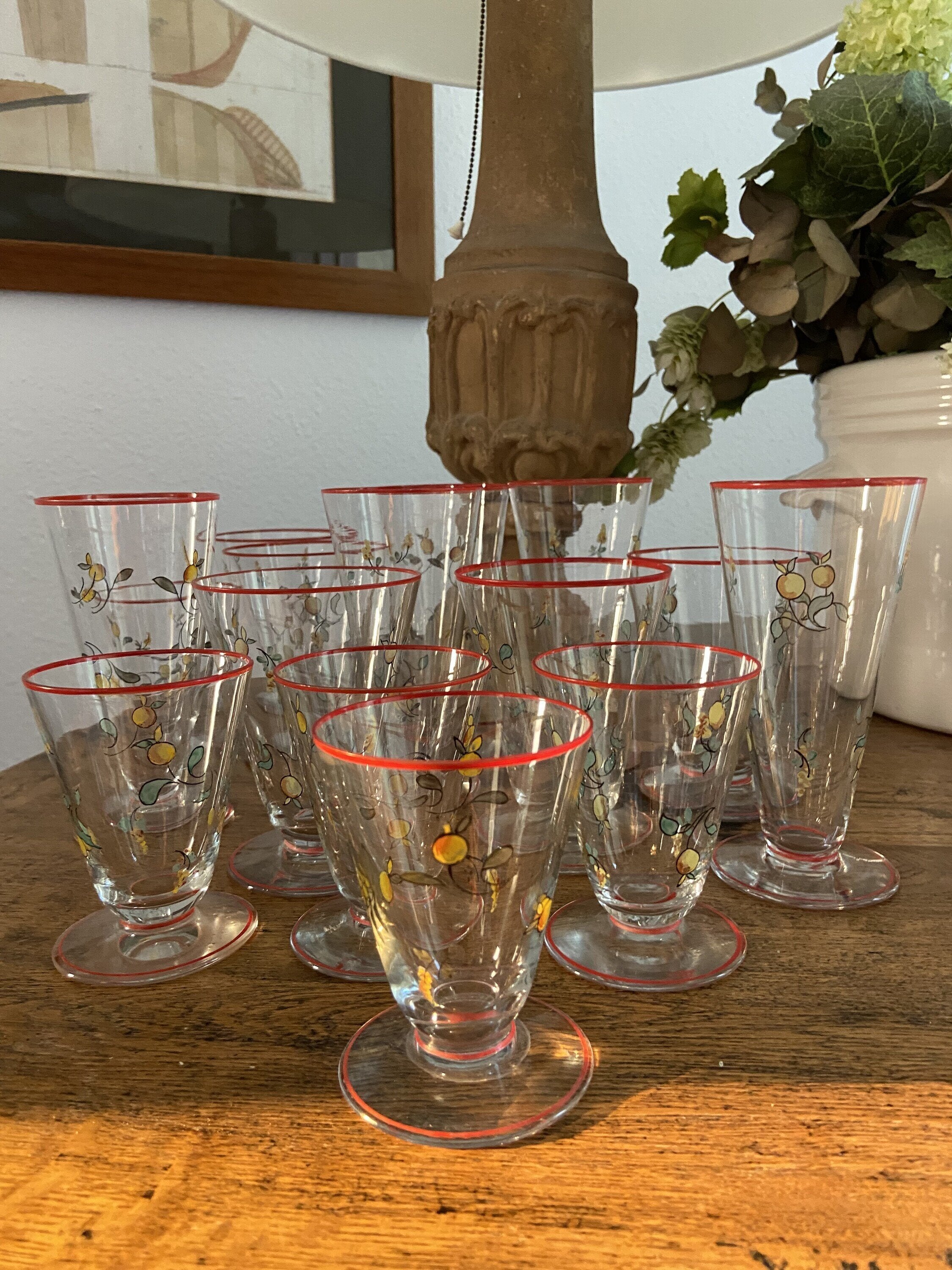 5 copas de agua, 5 de vino y 5 de cava, en vidrio soplado y pintado a mano.