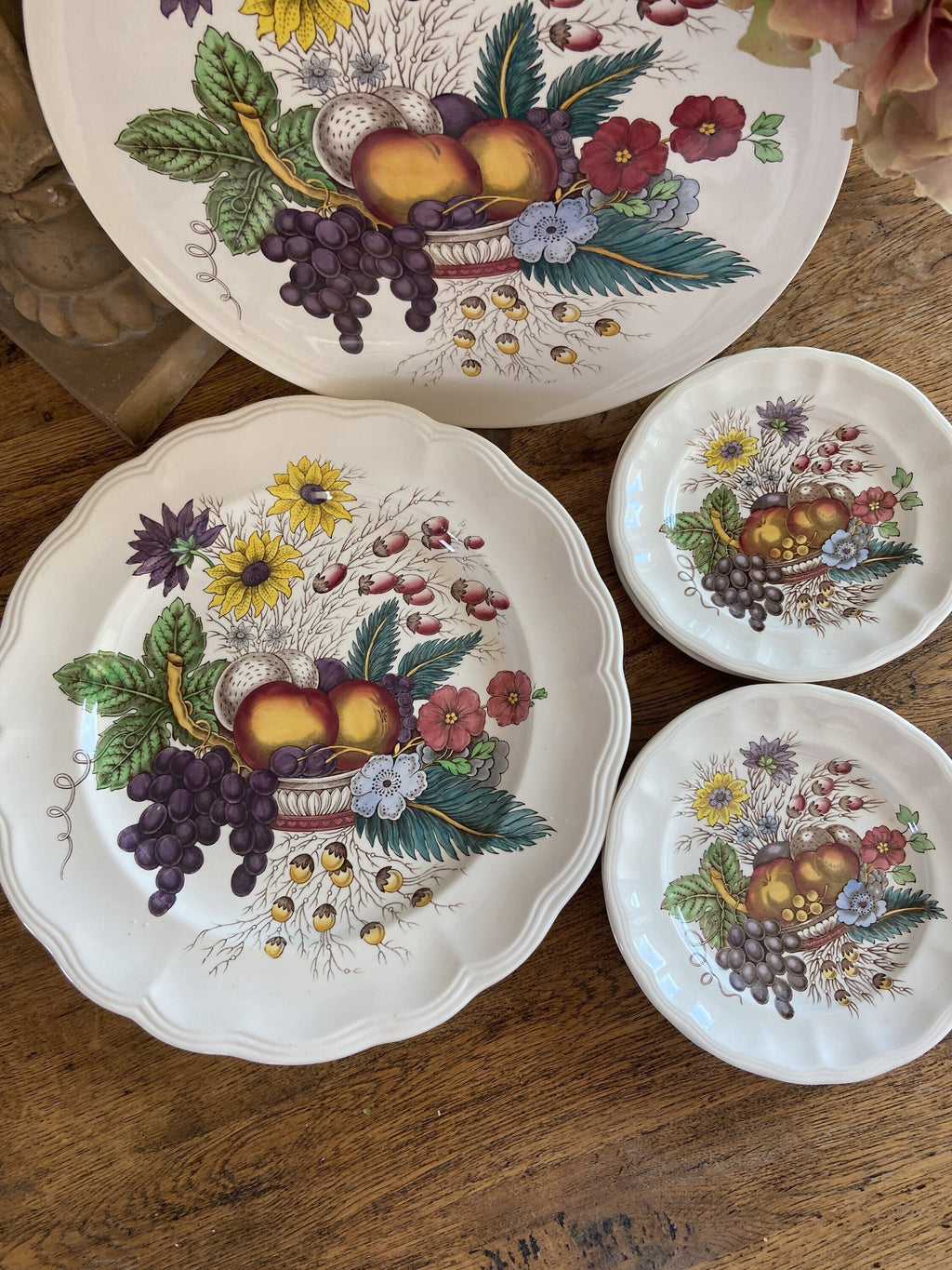 Fuente y 6 platos de merienda en loza inglesa "Spode".