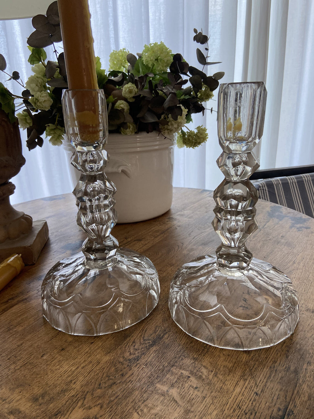 Gran pareja de candelabros en vidrio tallado.