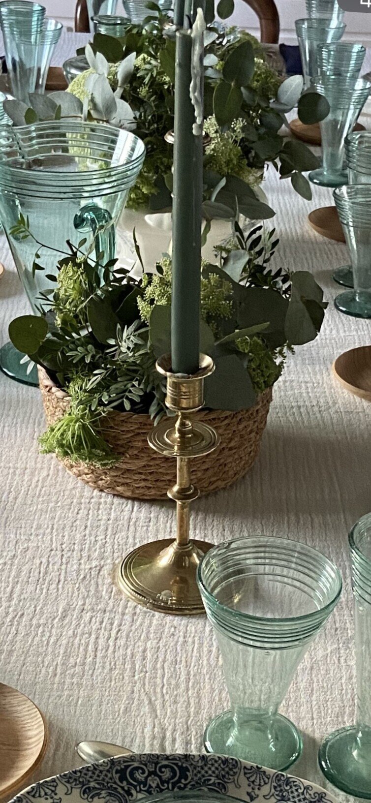 Pareja de candelabros de latón.