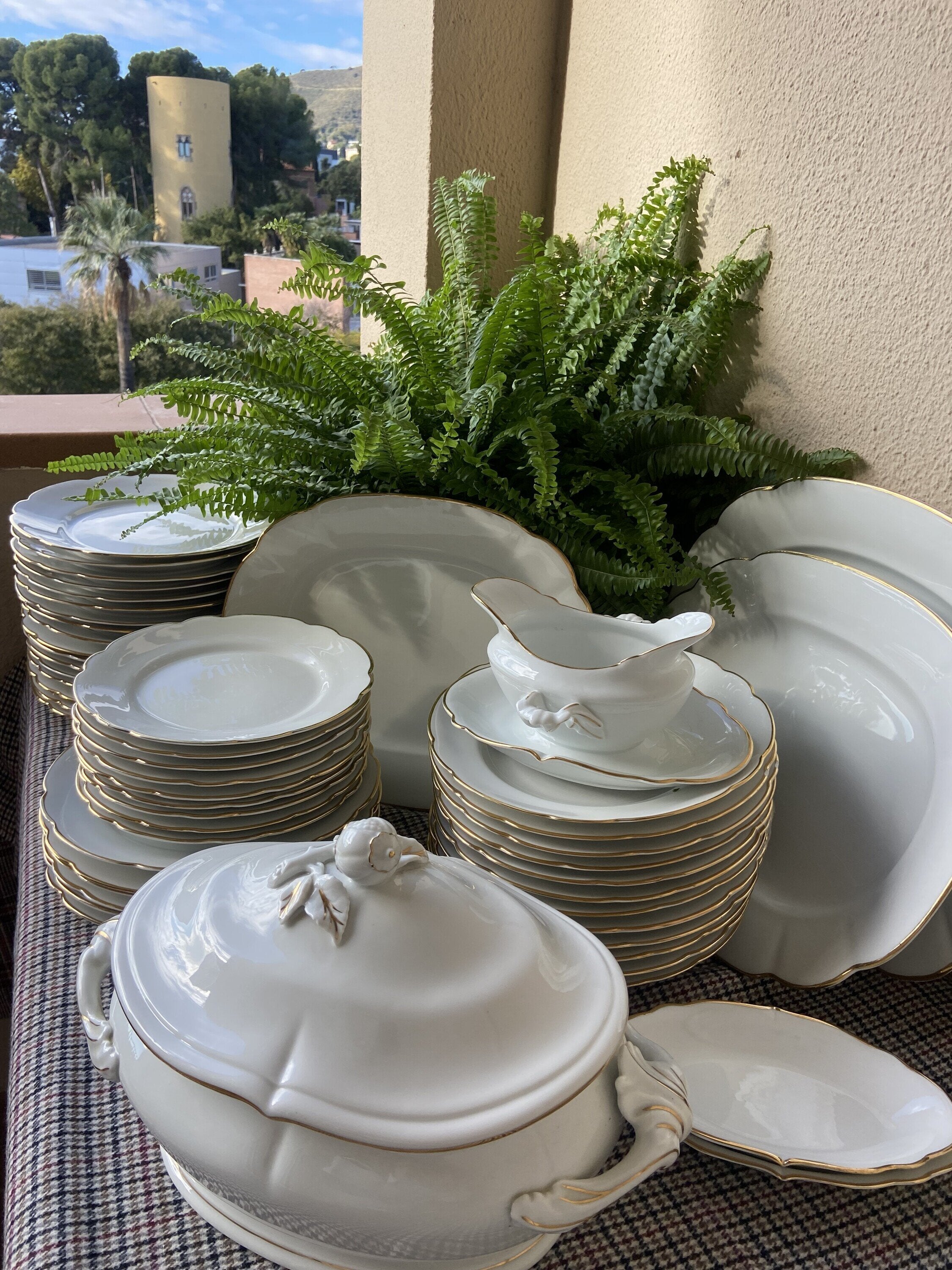 Vajilla en porcelana blanca con filo dorado "Bidasoa".
