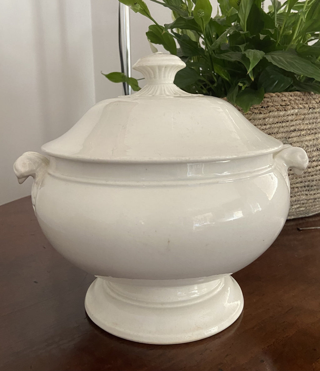 Sopera redonda en porcelana blanca.