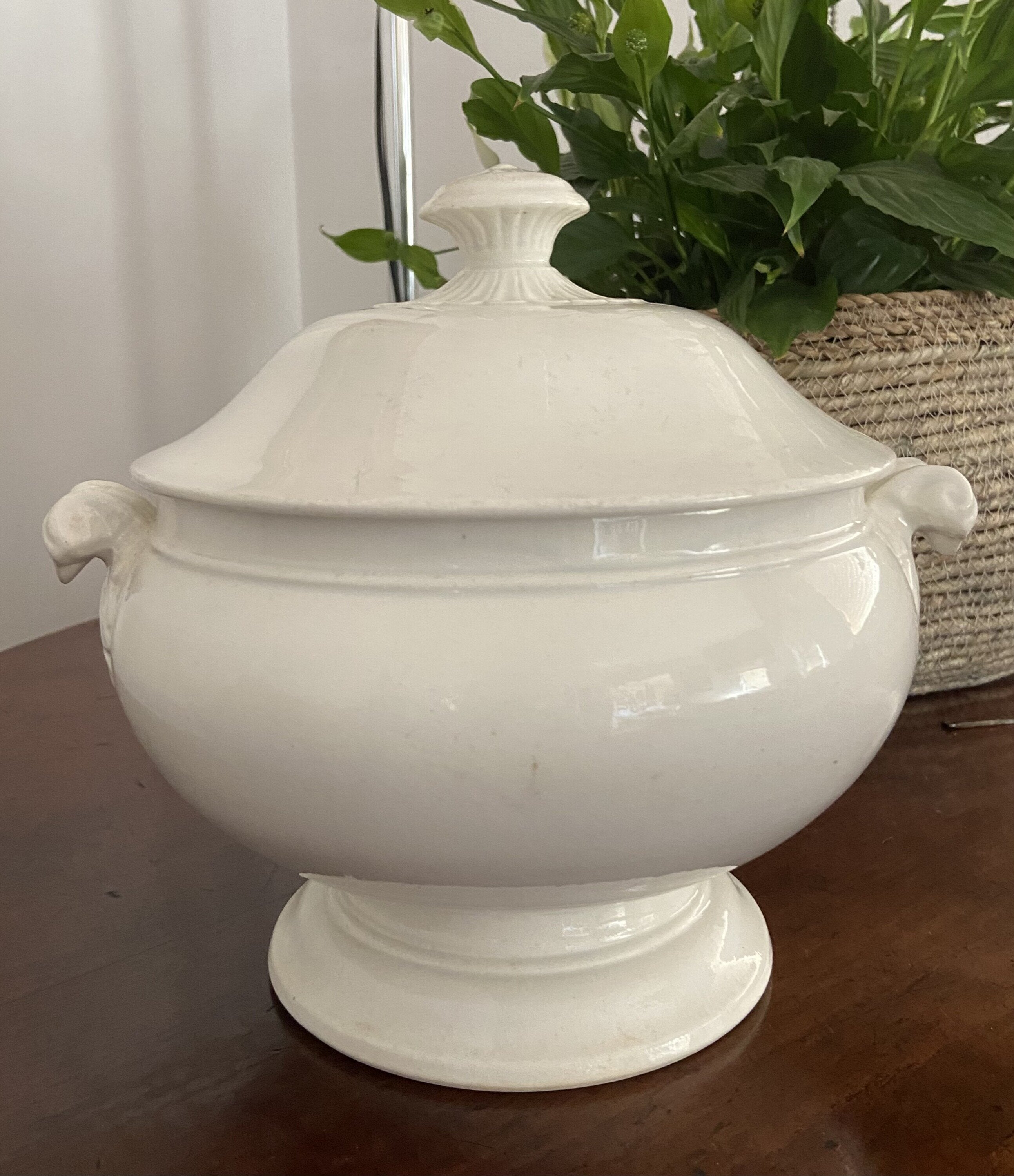 Sopera redonda en porcelana blanca.