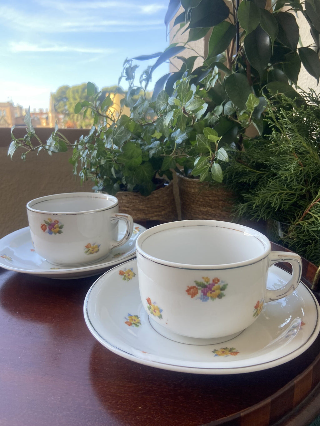 Pareja tazas desayuño, azucarero y jarras en porcelana alemana "Jager".