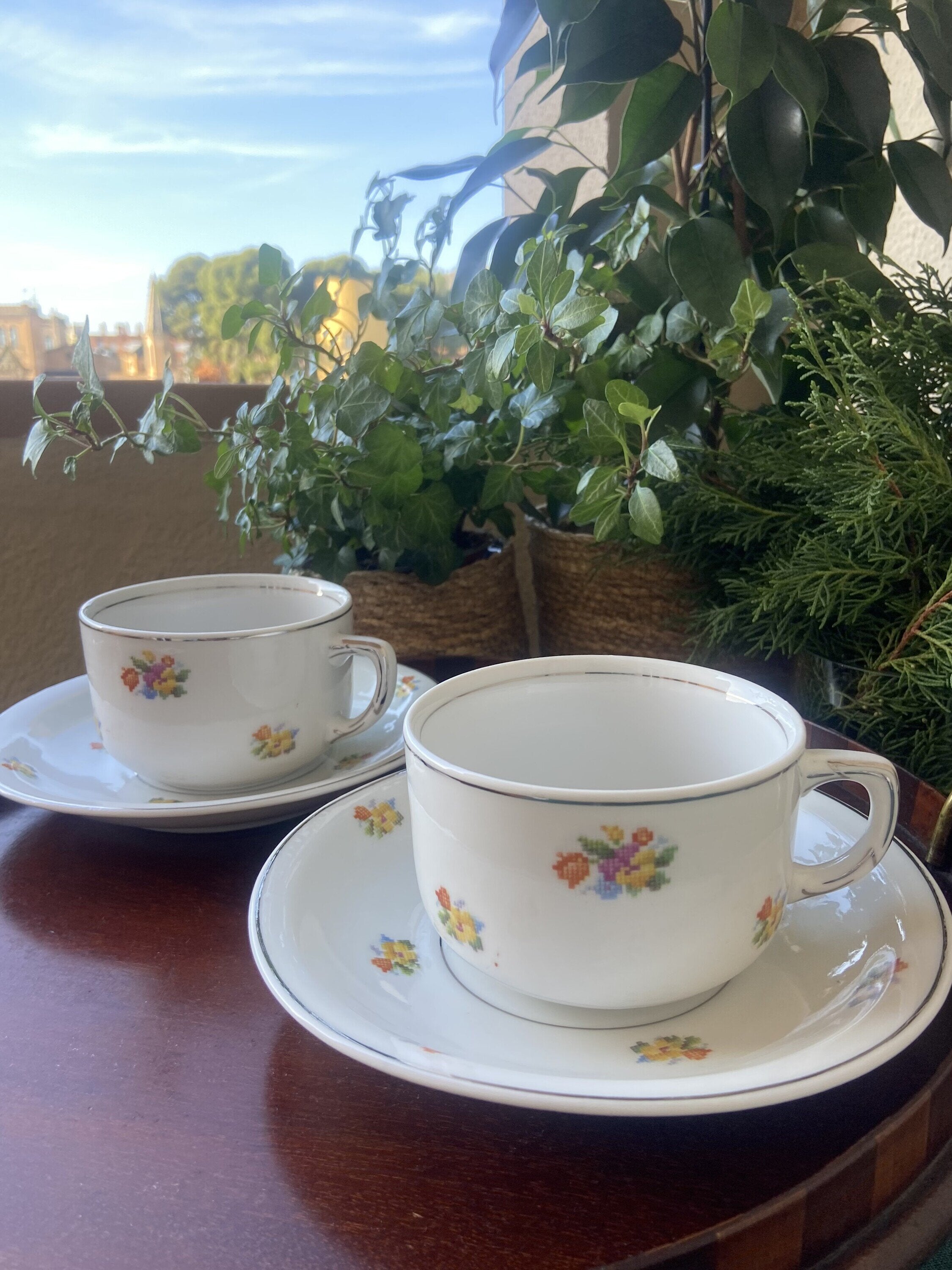 Pareja tazas desayuño, azucarero y jarras en porcelana alemana "Jager".