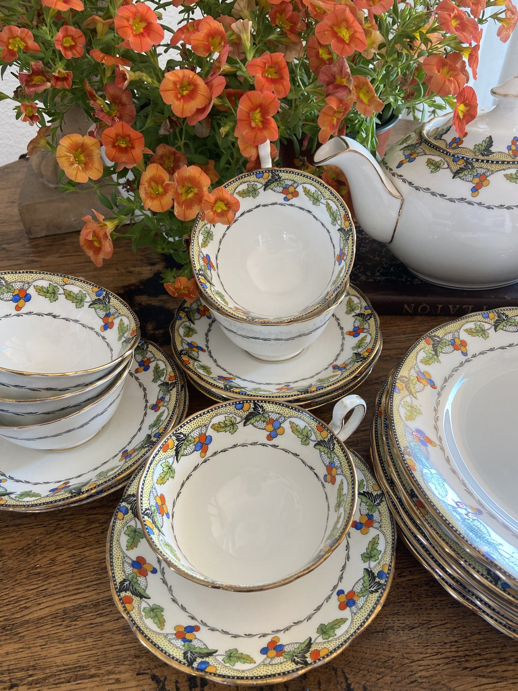 Tetera, 6 tazas de té/desayuno y 6 platos en porcelana inglesa "Ansley".