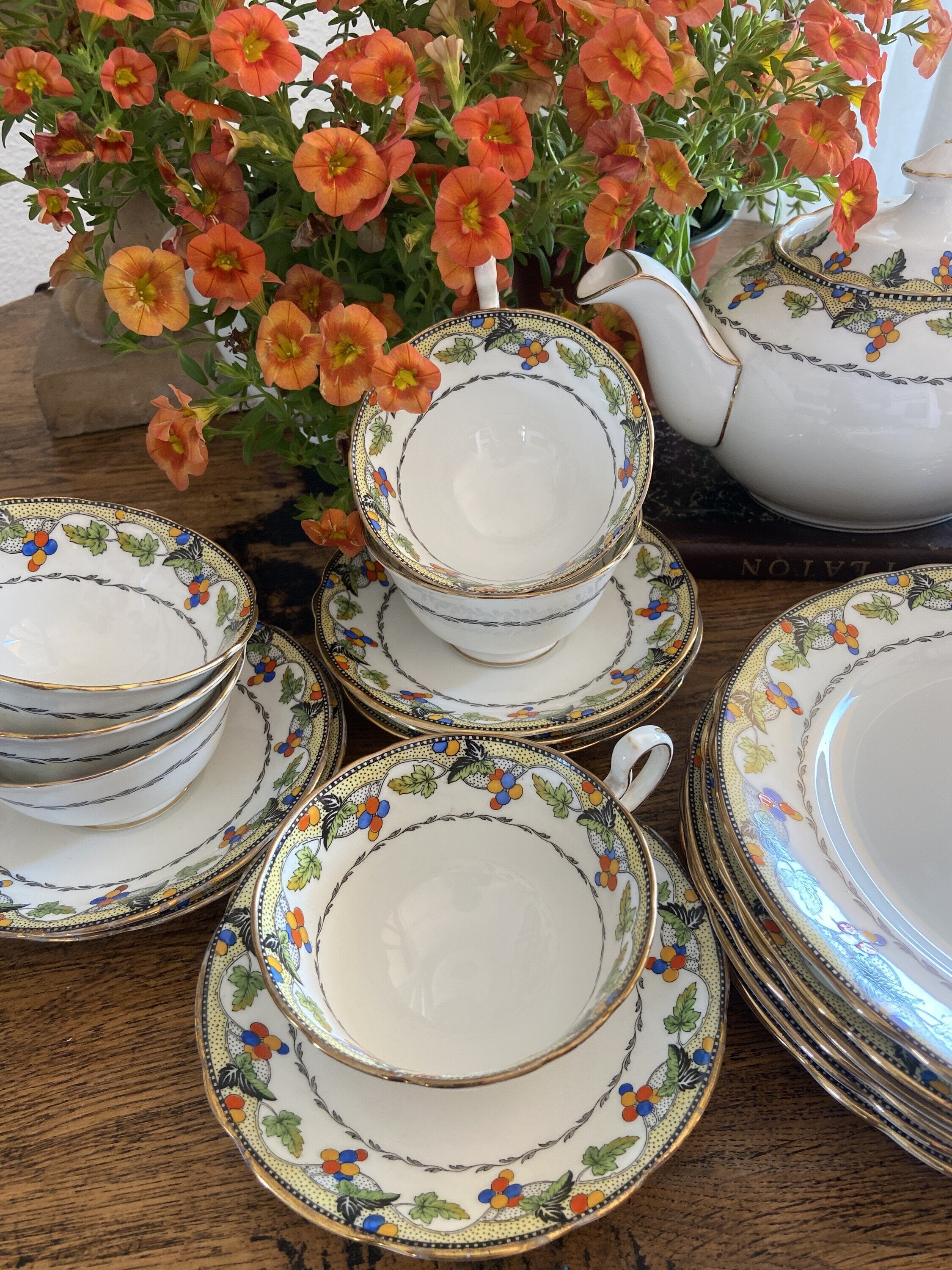 Tetera, 6 tazas de té/desayuno y 6 platos en porcelana inglesa "Ansley".