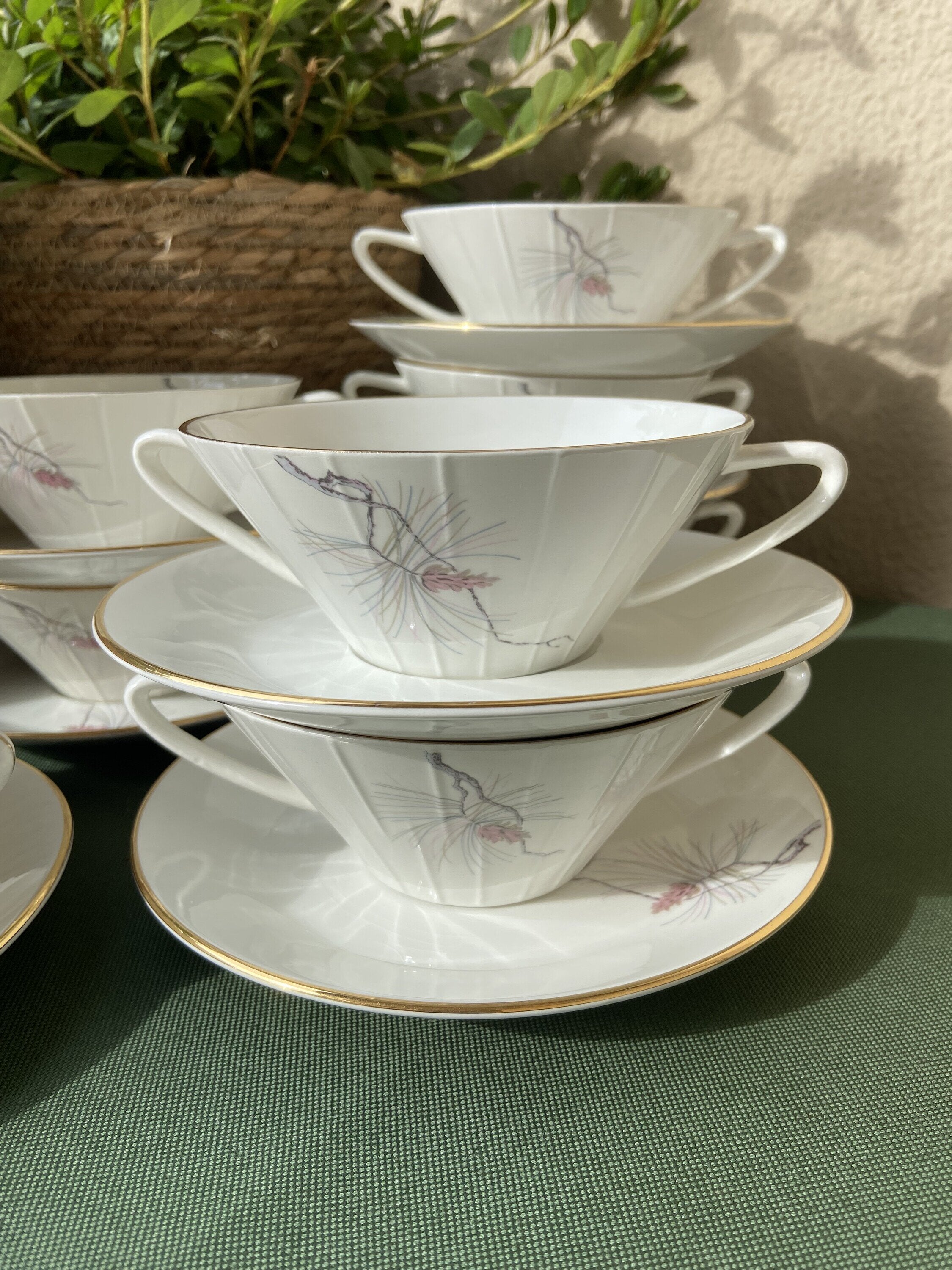 8 tazas de consomé en loza "Pontesa"