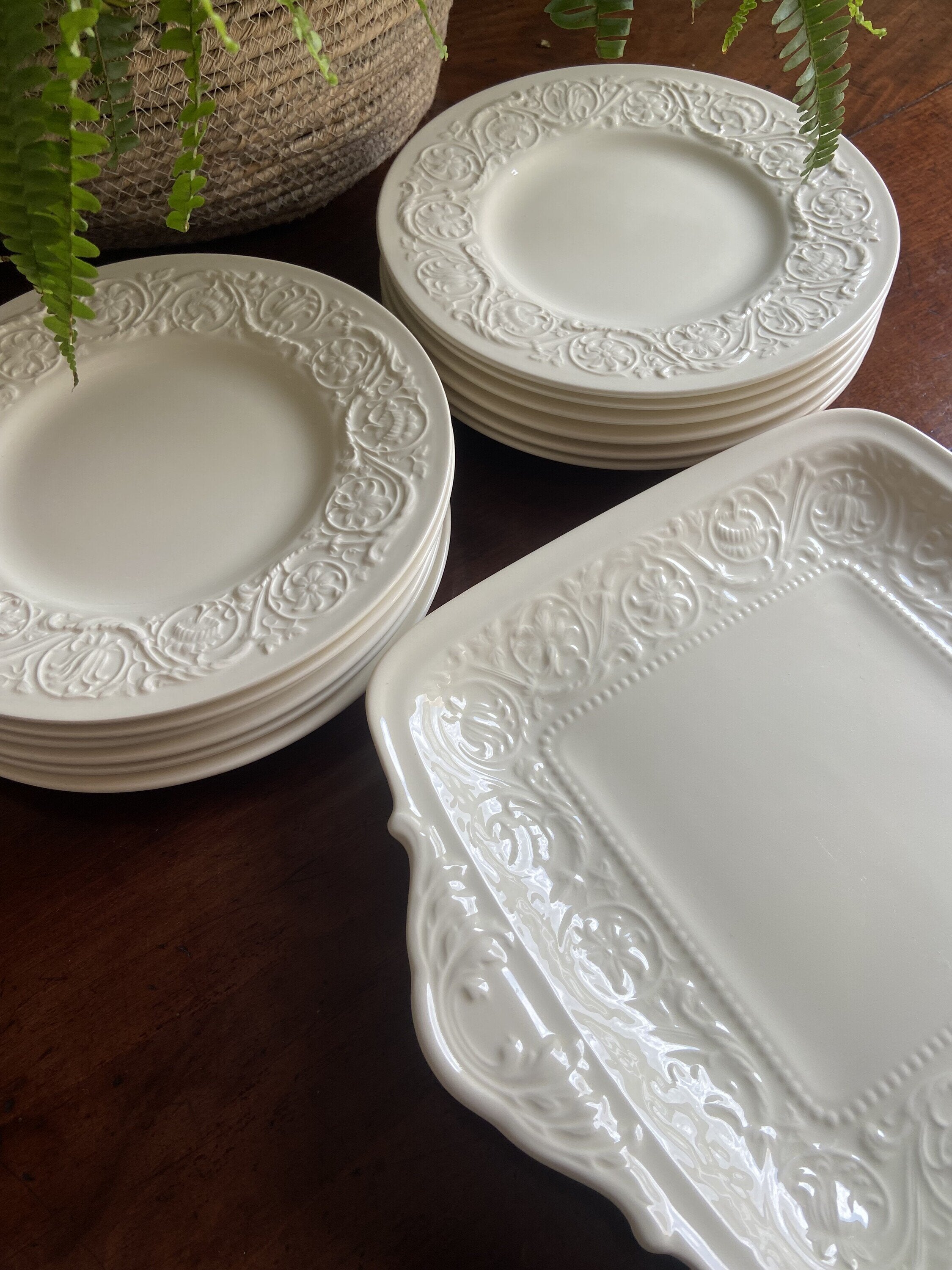 Fuente y 12 platos merienda en porcelana "Wedgwood" (mod. Barlaston).