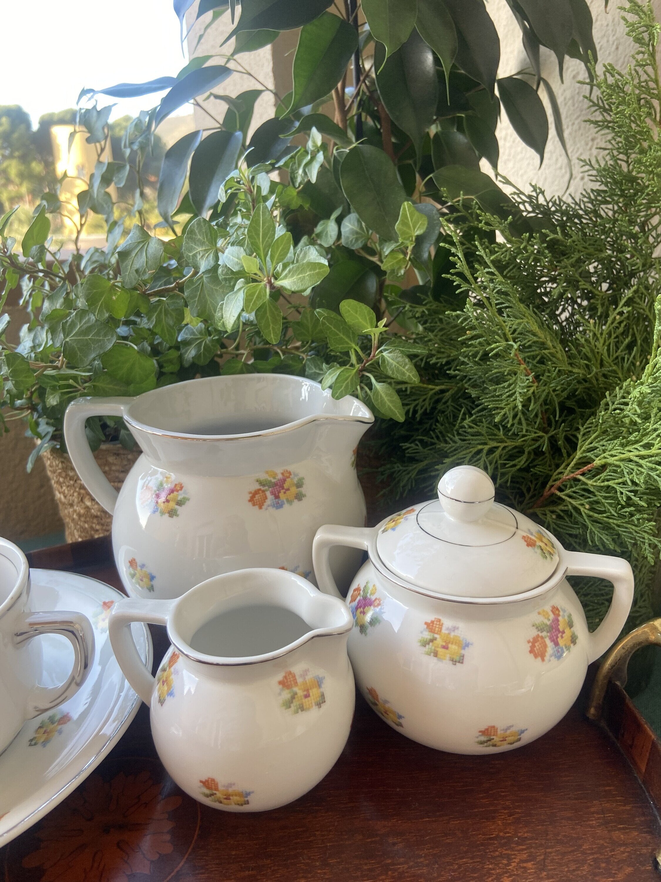 Pareja tazas desayuño, azucarero y jarras en porcelana alemana "Jager".