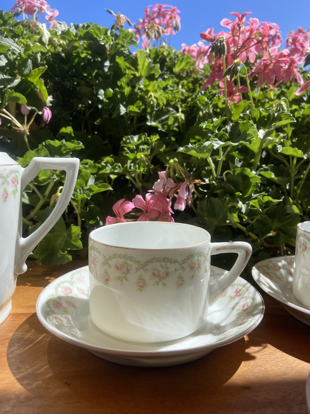 4 tazas de té/ café y azucarero en porcelana de Slovaquia "Union T".