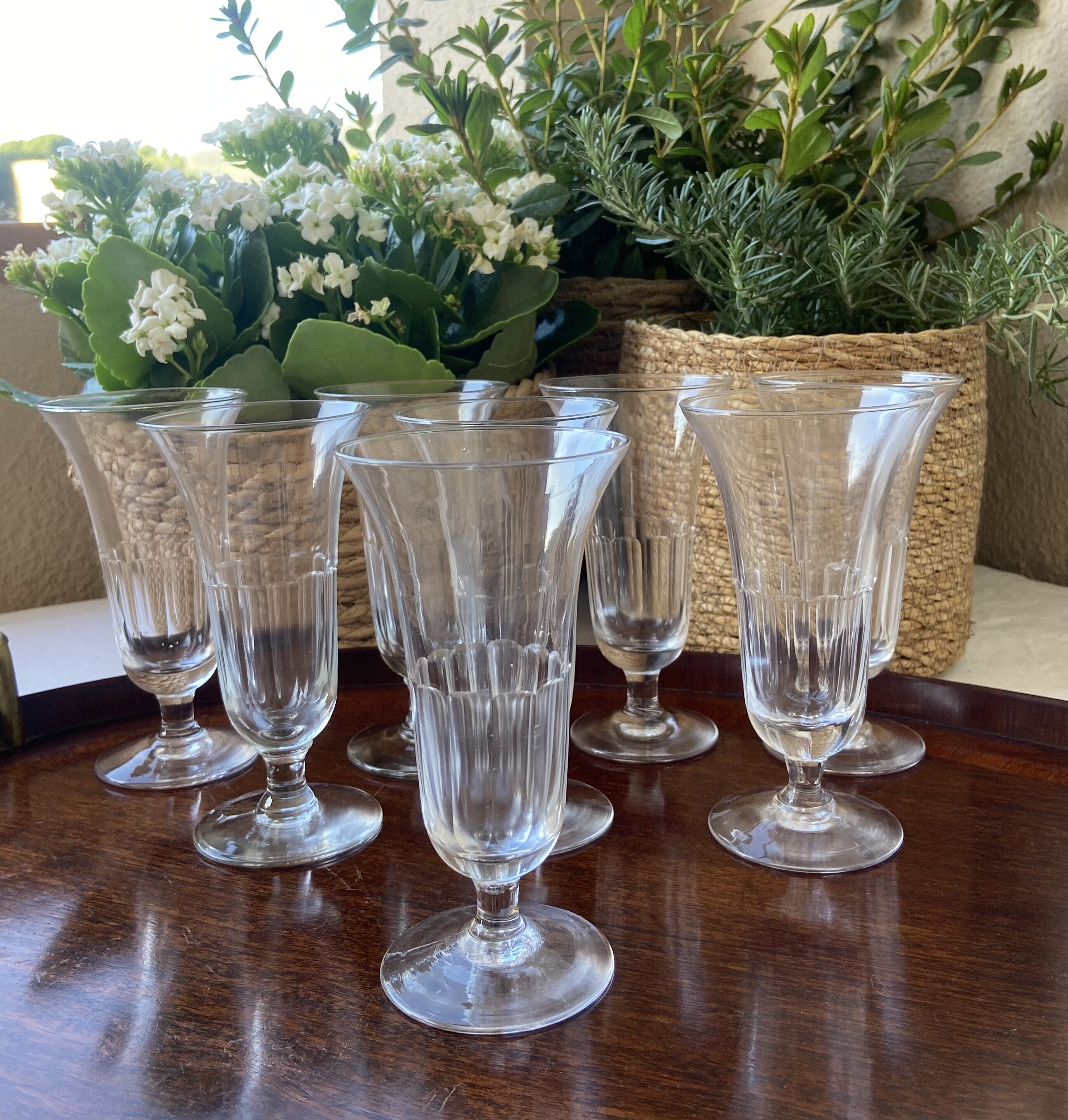8 copas de cava en vidrio tallado.