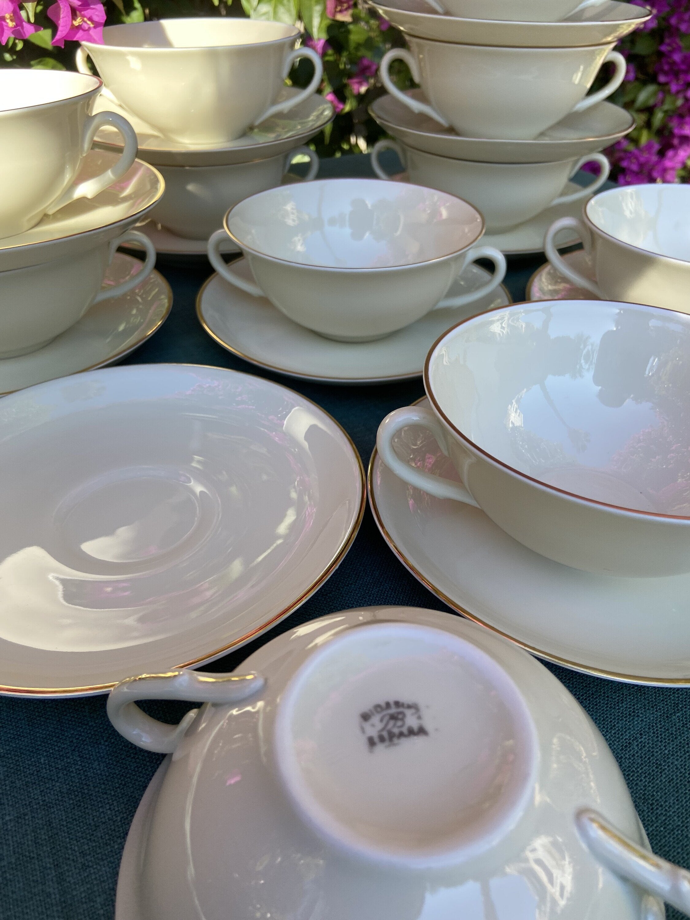 11 tazas de consomé en porcelana "Bidasoa".