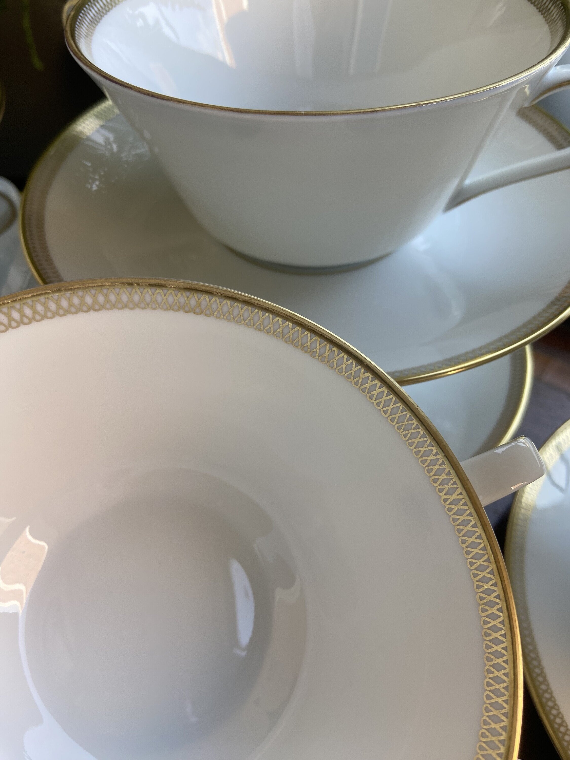 12 tazas de consomé en porcelana alemana "Eschenbach".