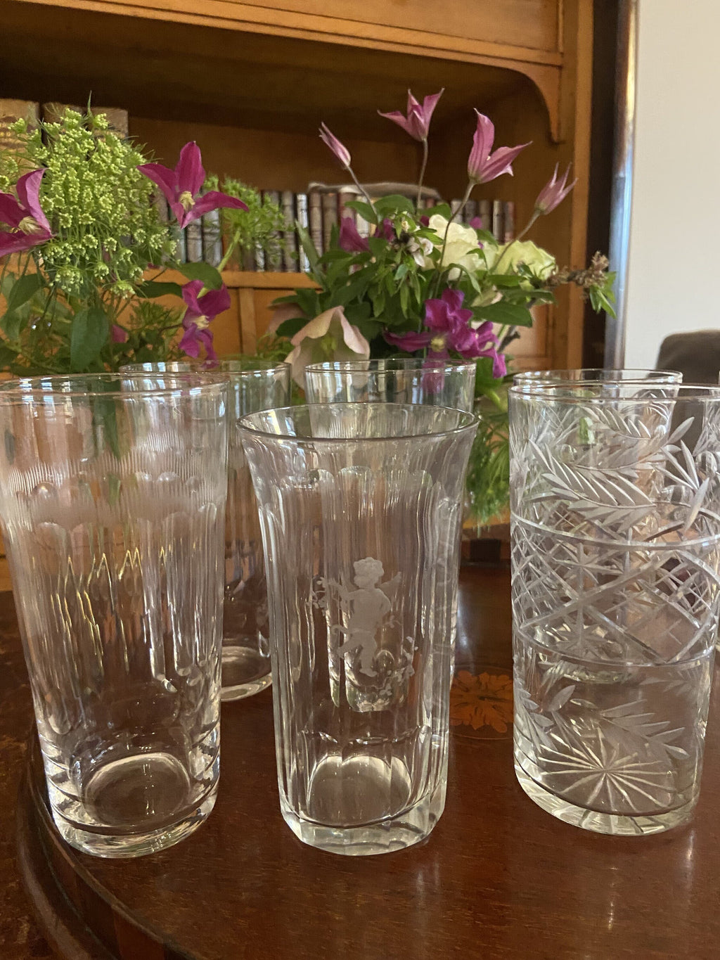 8 vasos de refresco en cristal con diferentes tallas.