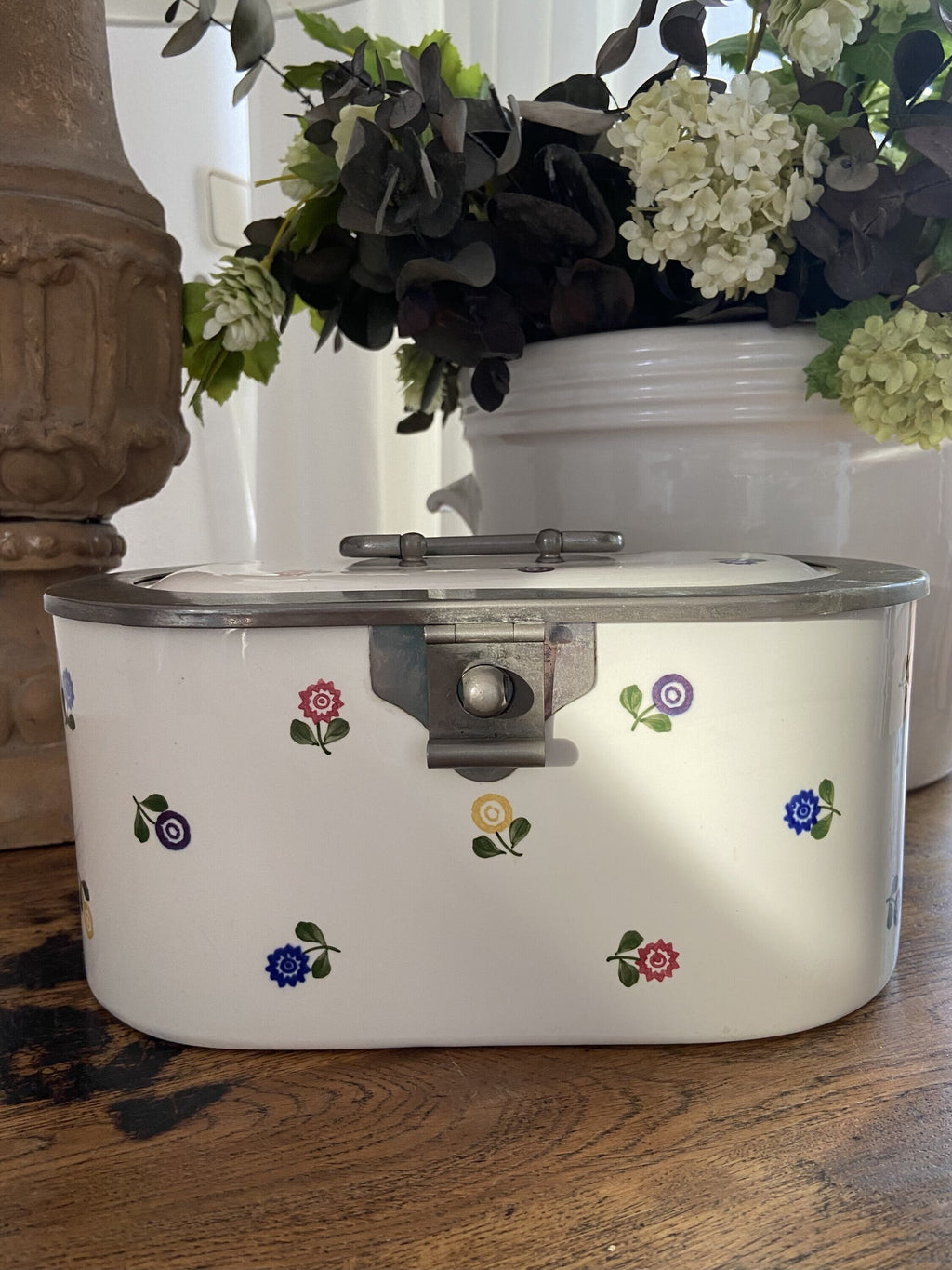 Galletero en ceramica y metal.