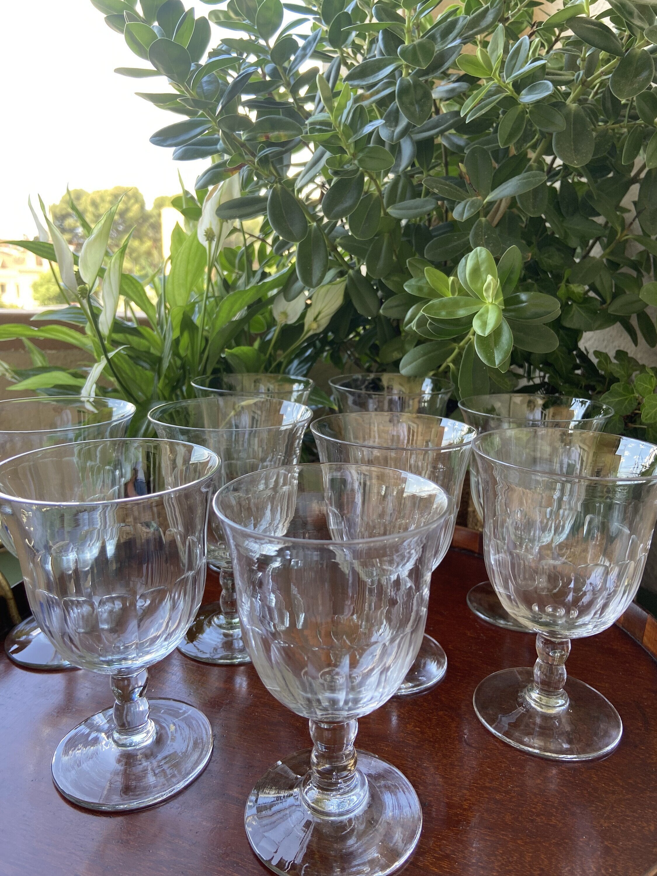 9 copas en cristal tallado.