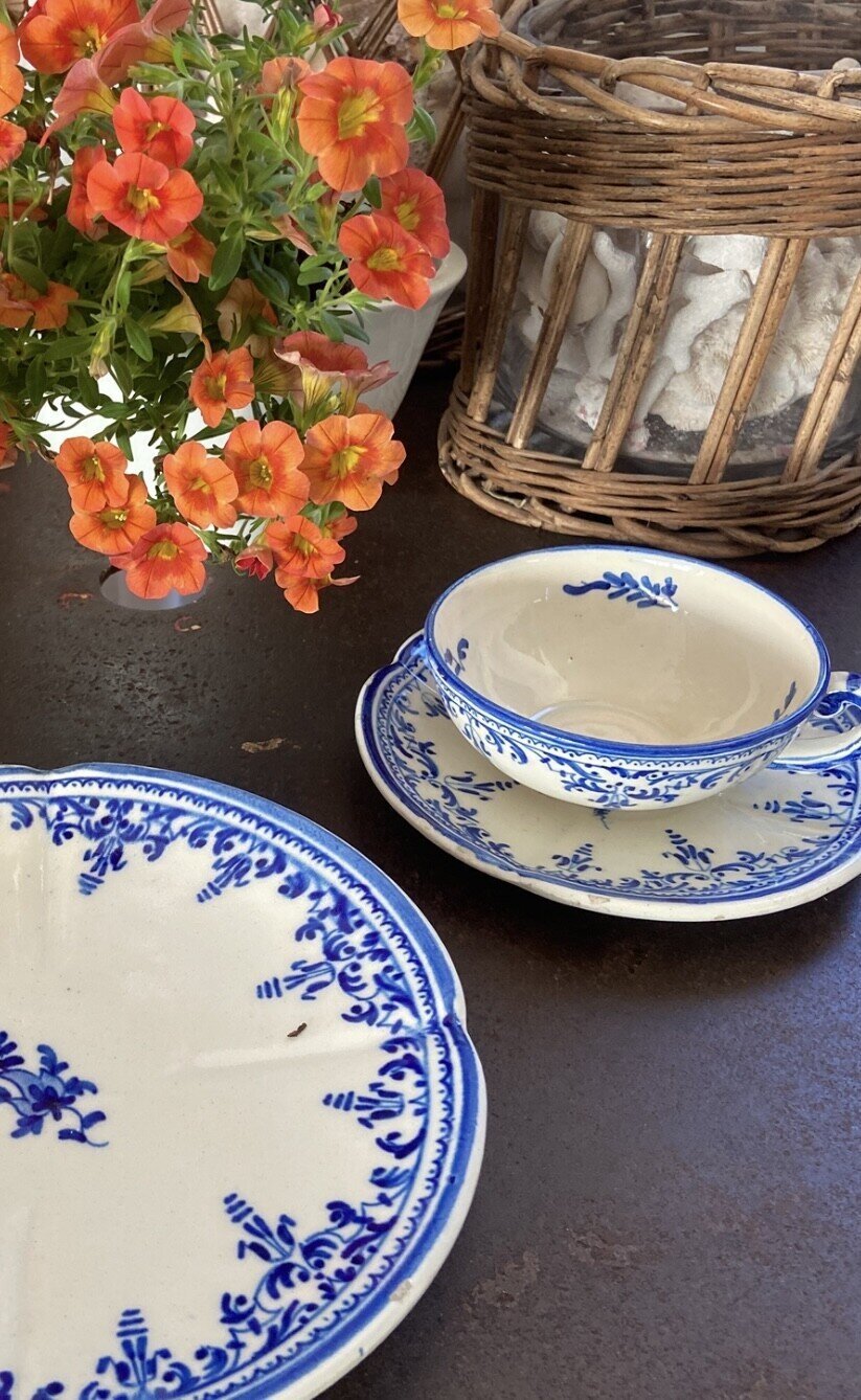 Trio de té en loza del taller "Luis Valencia" en Triana, Sevilla.