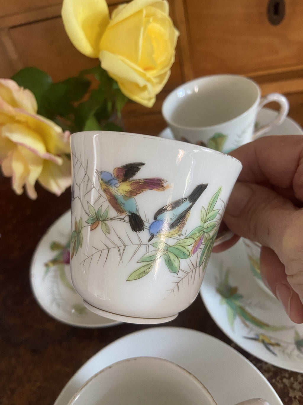 4 tazas de café en porcelana decoradas con pajaros.