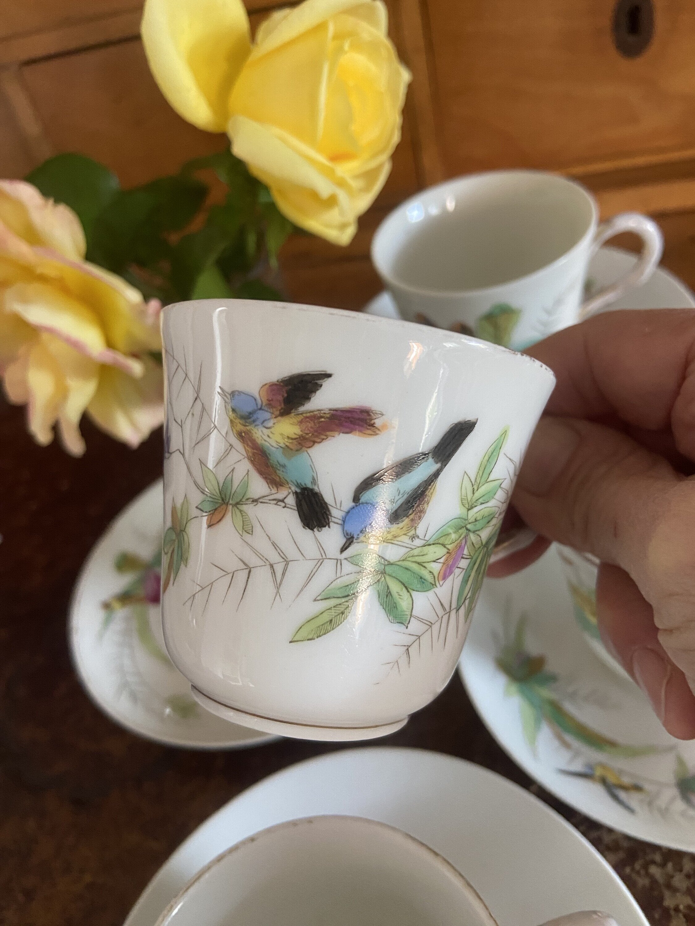 4 tazas de café en porcelana decoradas con pajaros.