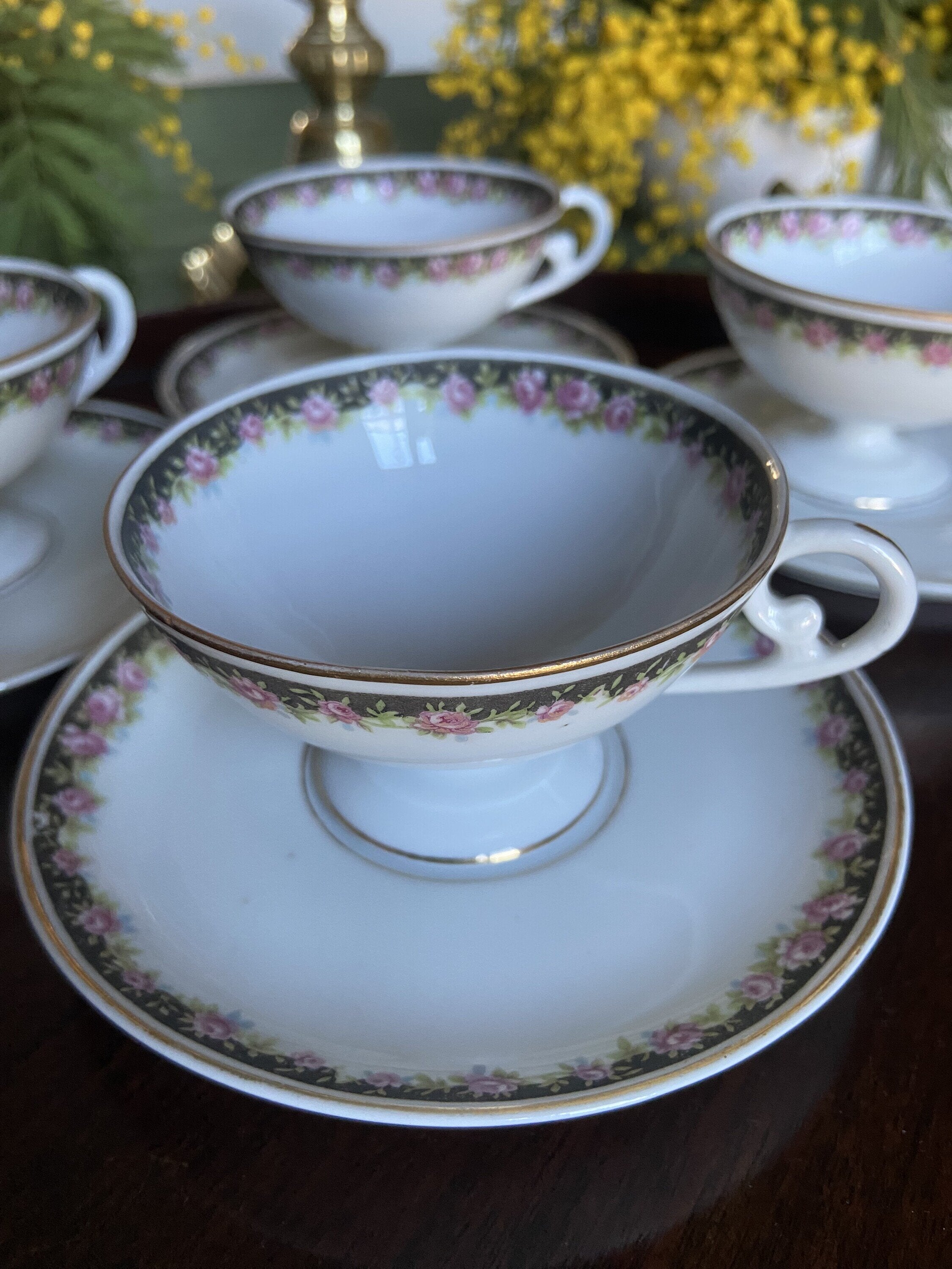 4 tazas de café con plato en fina porcelana.