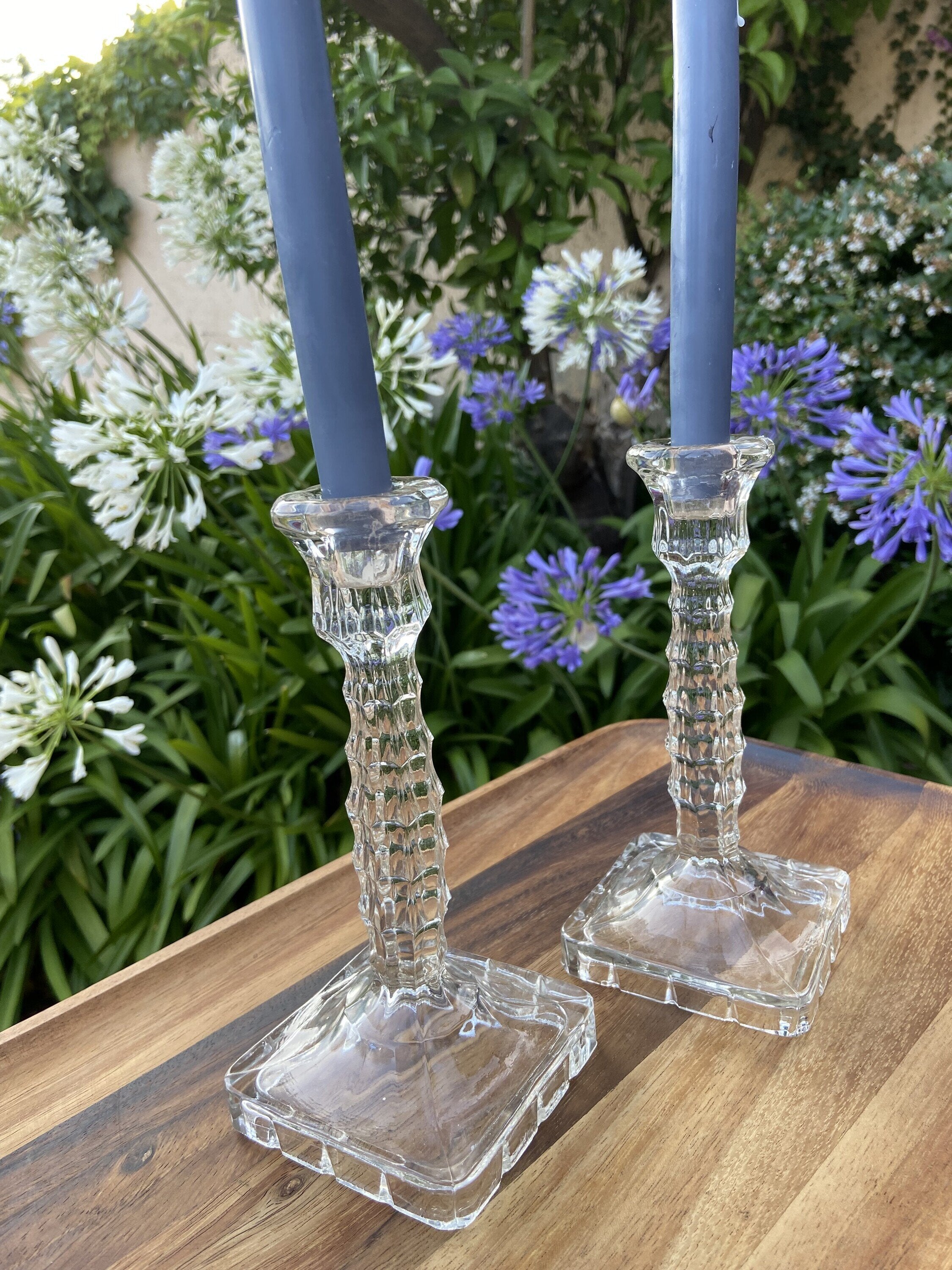 Pareja de candelabros en vidrio prensado.