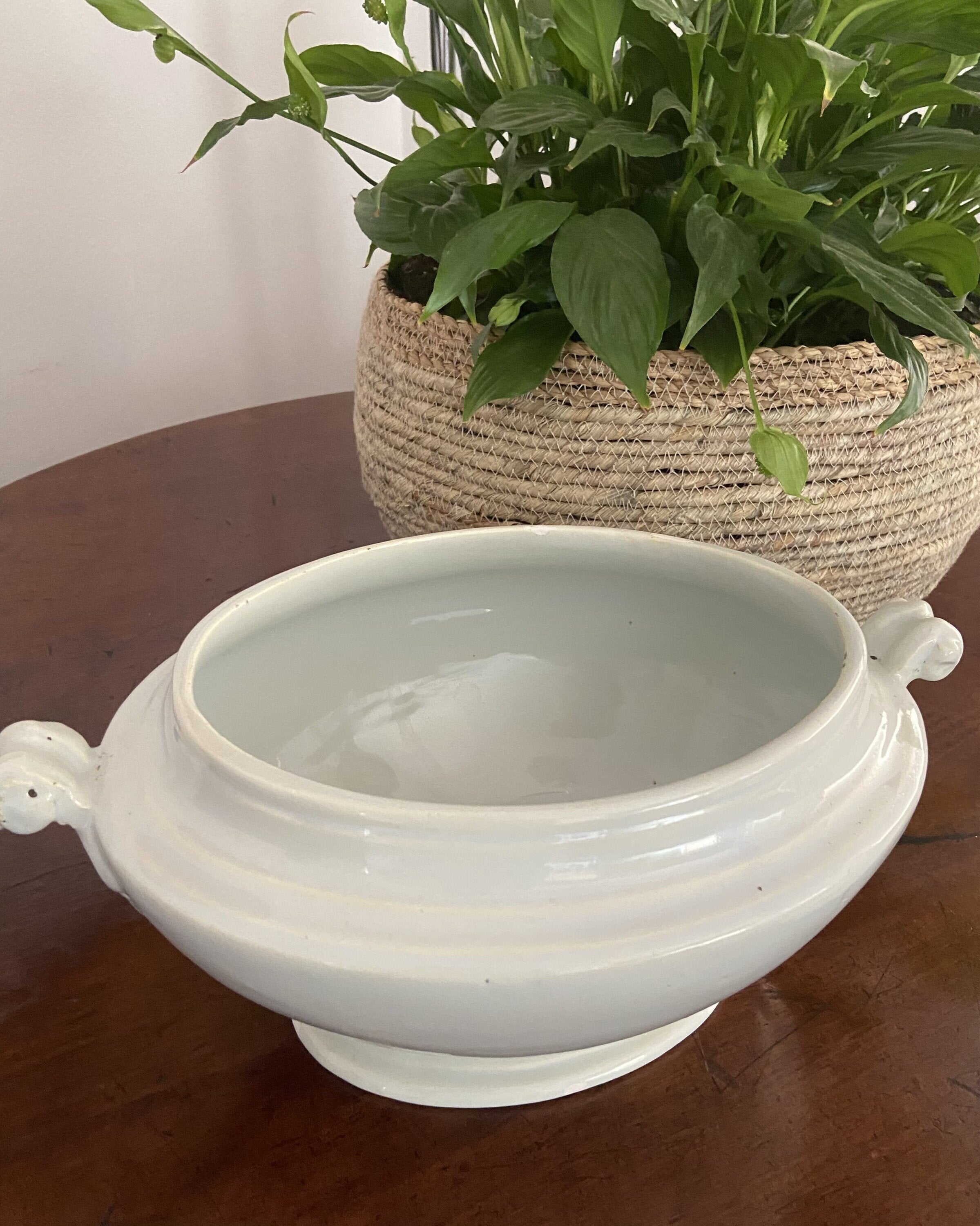Sopera ovalada con engalba en blanco.