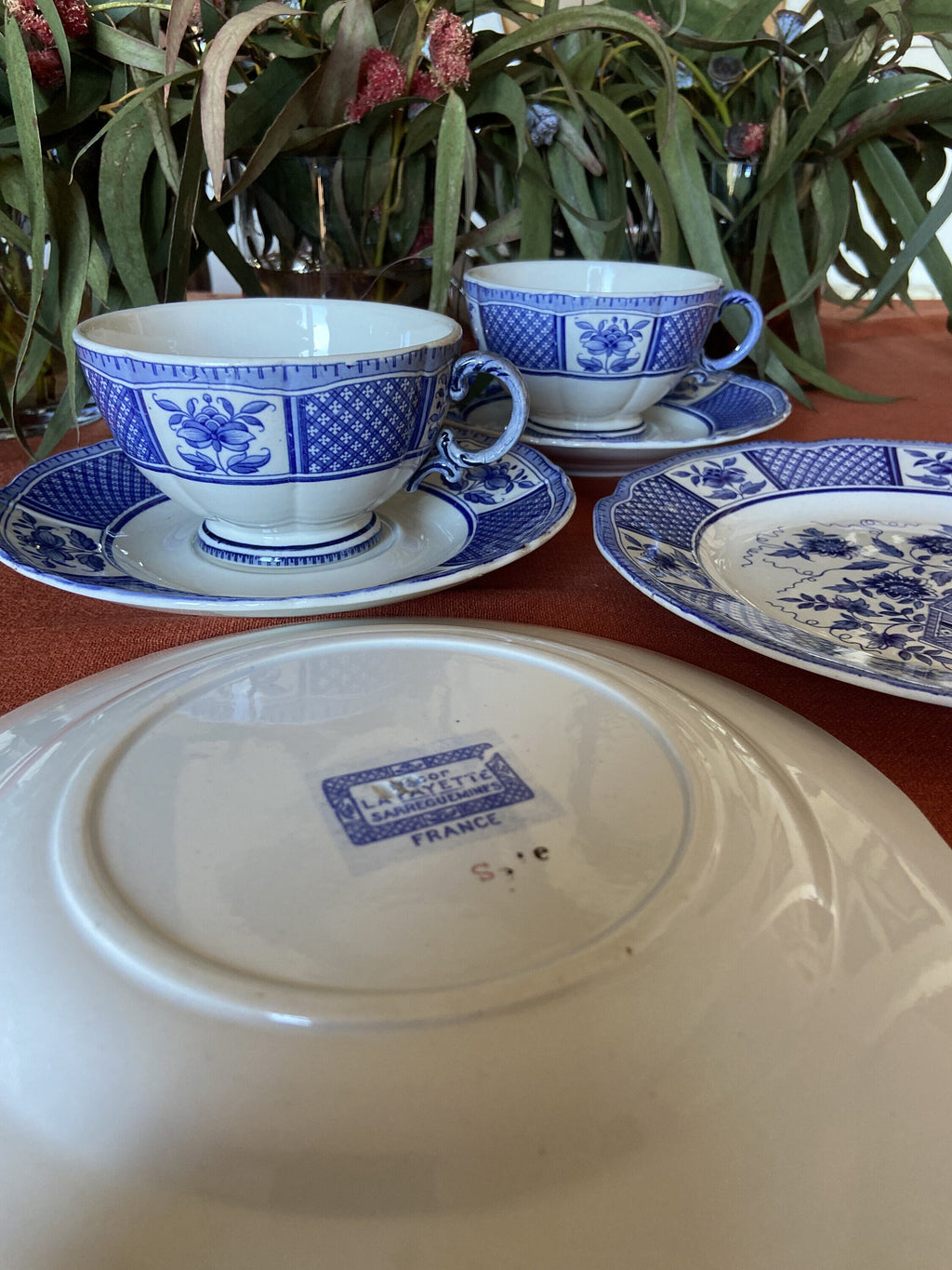 2 trios con tazas de desayuno loza francesa "Sarreguemines".