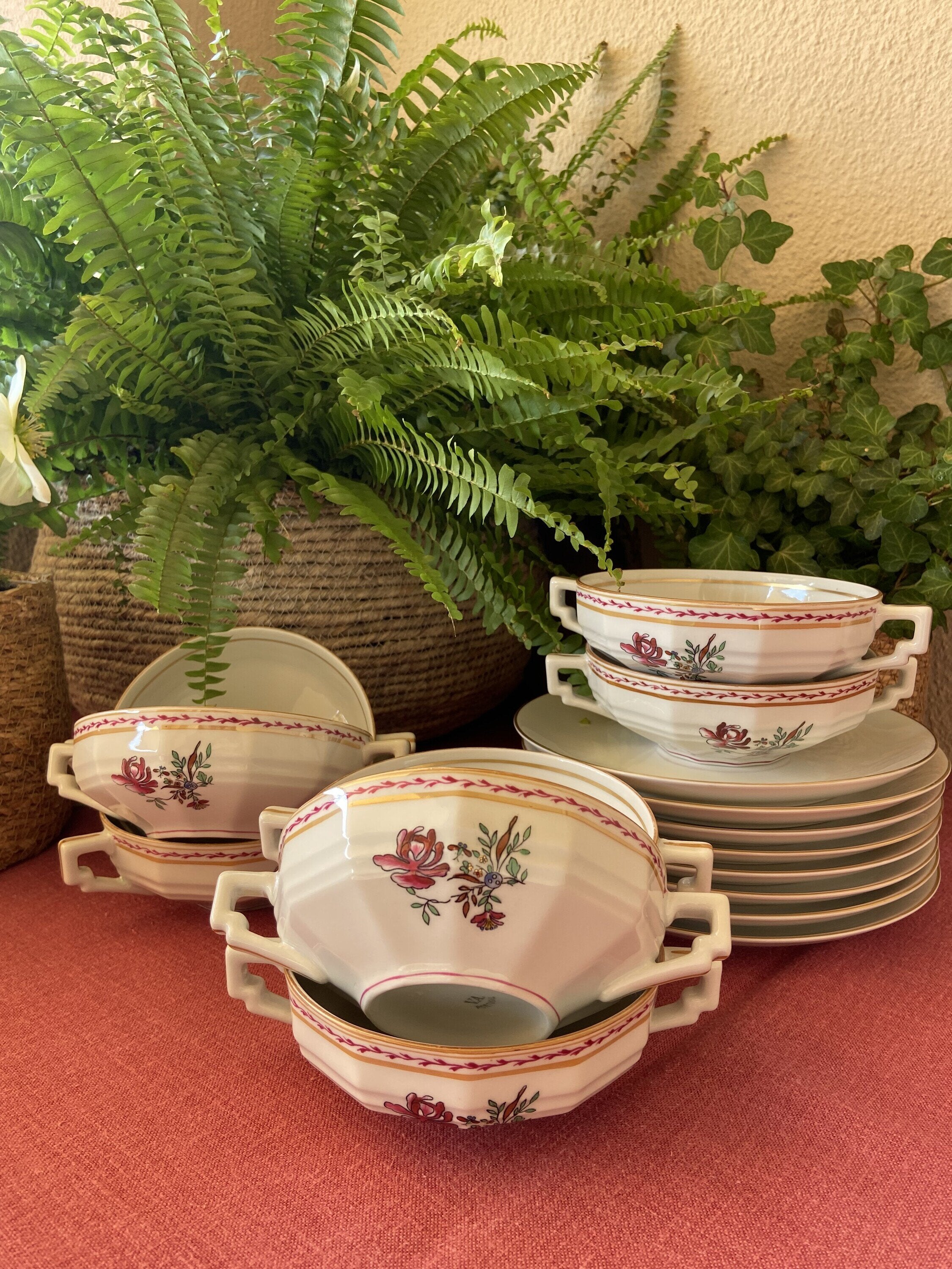8 tazas de consomé en porcelana "Vista Alegre"