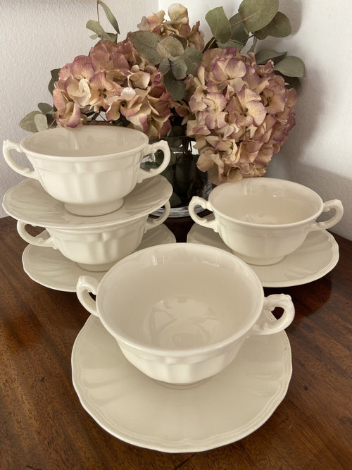 4 tazas de consomé en loza blanca.