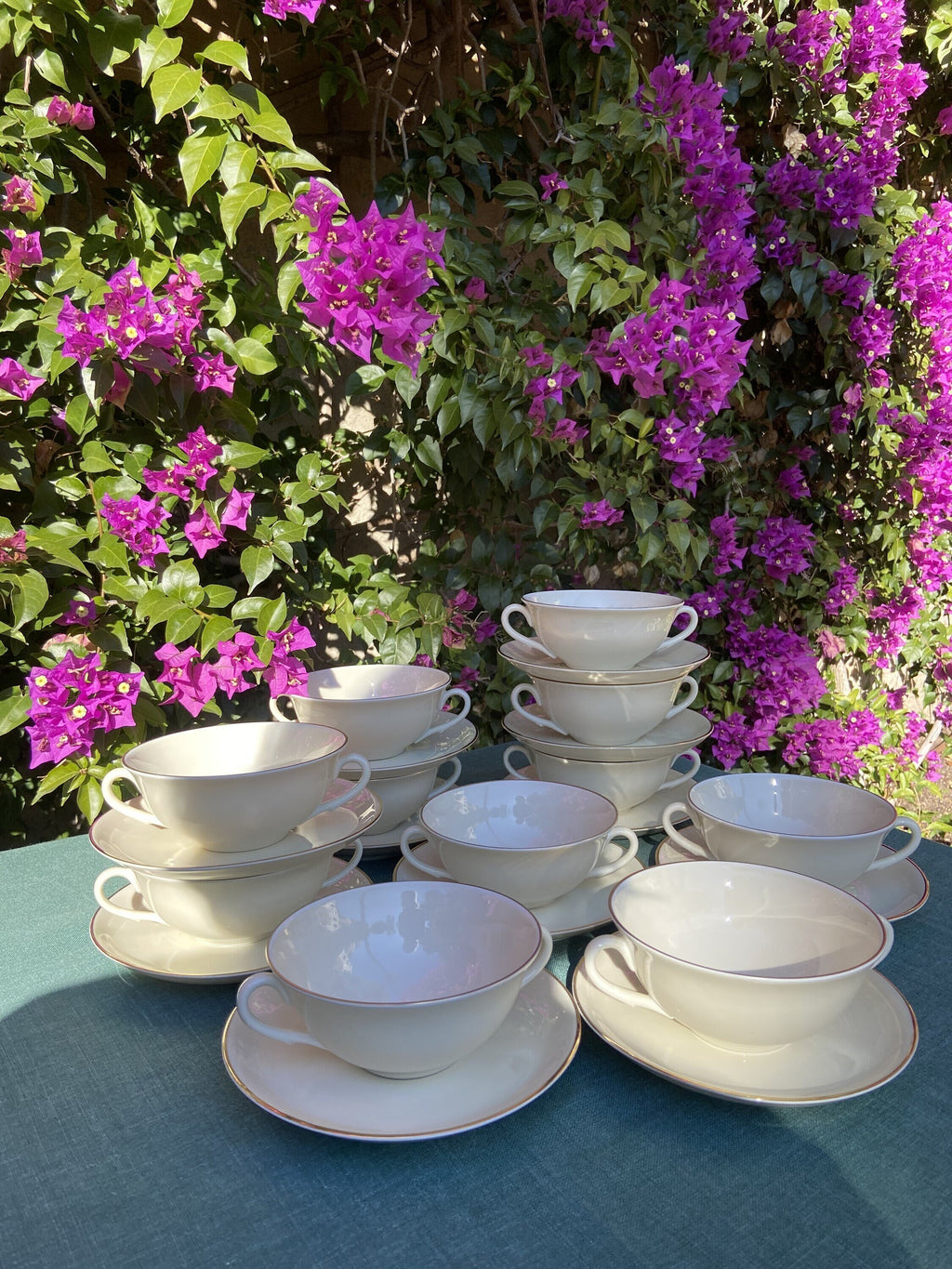 11 tazas de consomé en porcelana "Bidasoa".