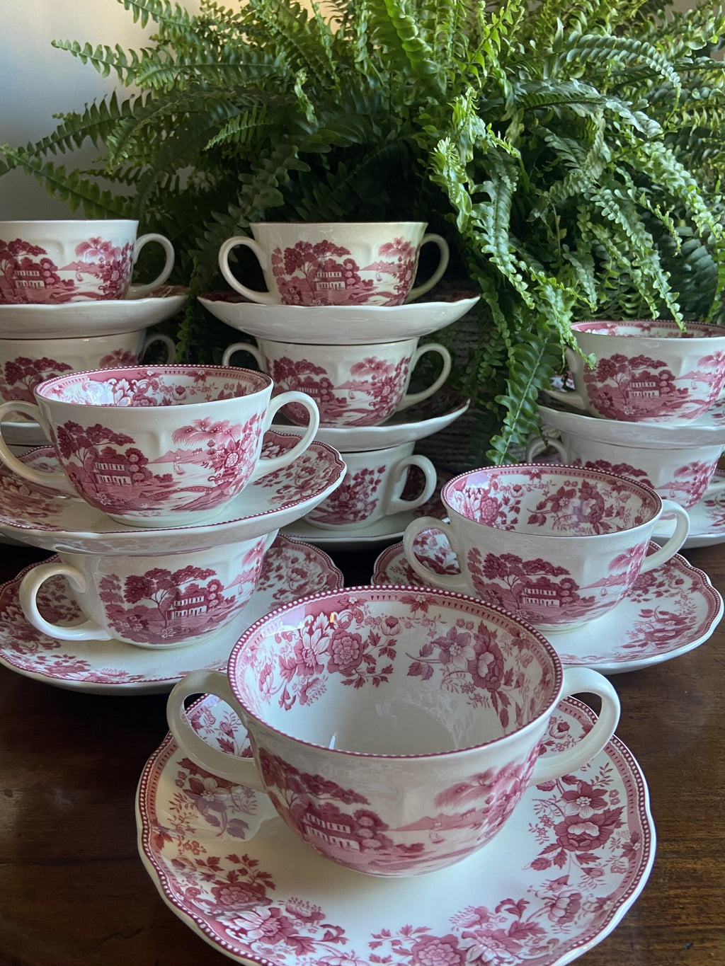 12 tazas de consomé en loza de "San Claudio" Asturias.