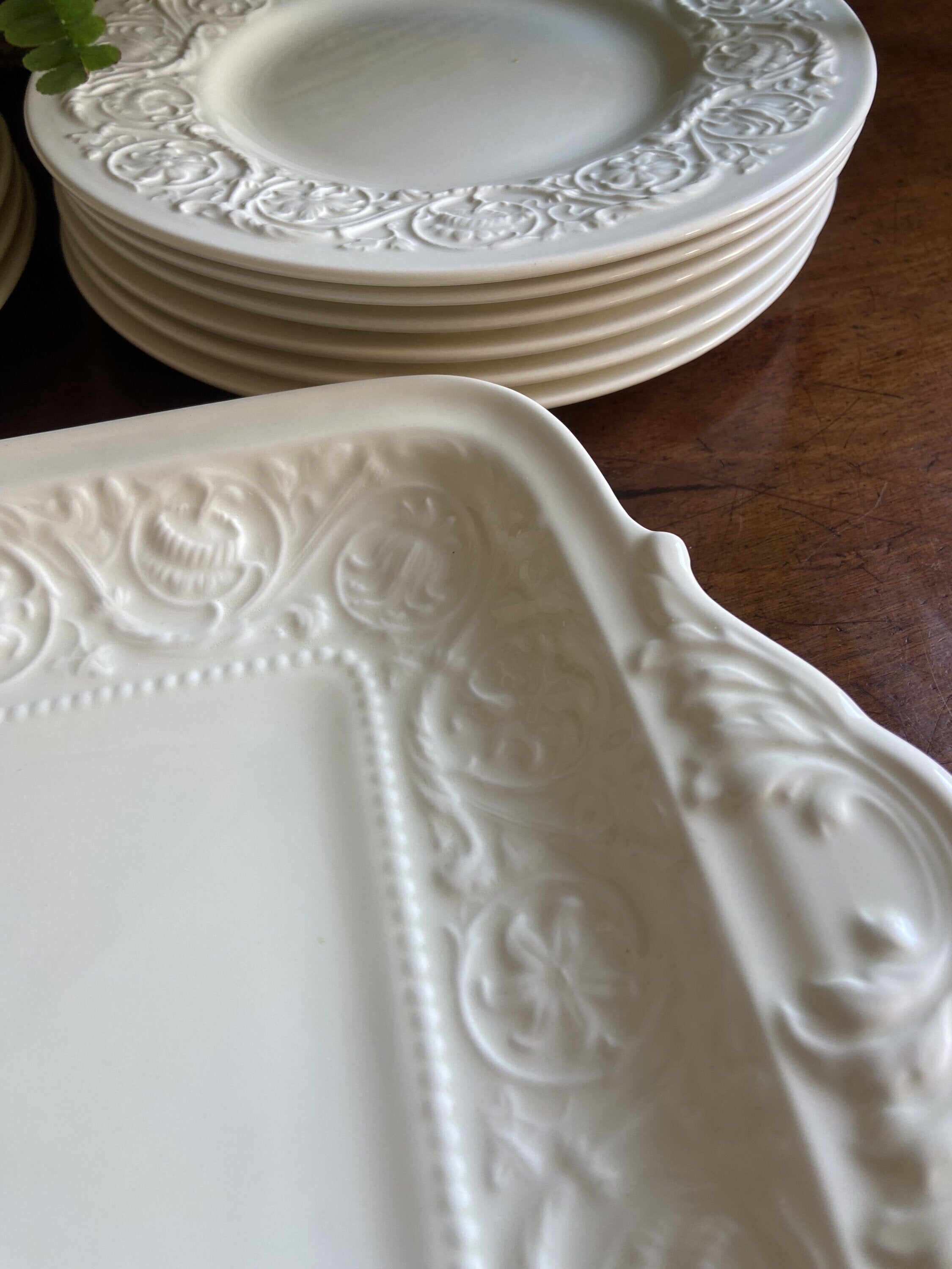 Fuente y 12 platos merienda en porcelana "Wedgwood" (mod. Barlaston).
